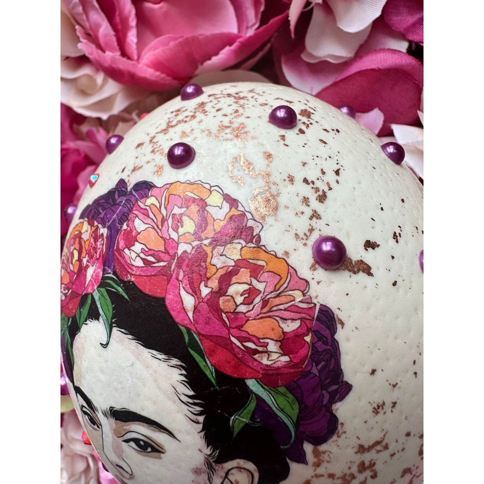 Handveredeltes Deko - Objekt: Straußenei "Frida & Flowers": mit Straß, Cabochons und Metallflakes von ei - nzigartig
