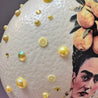 Handveredeltes Deko - Objekt: Straußenei "Frida goes Amalfi", Glow, inkl. Federkranz von ei - nzigartig