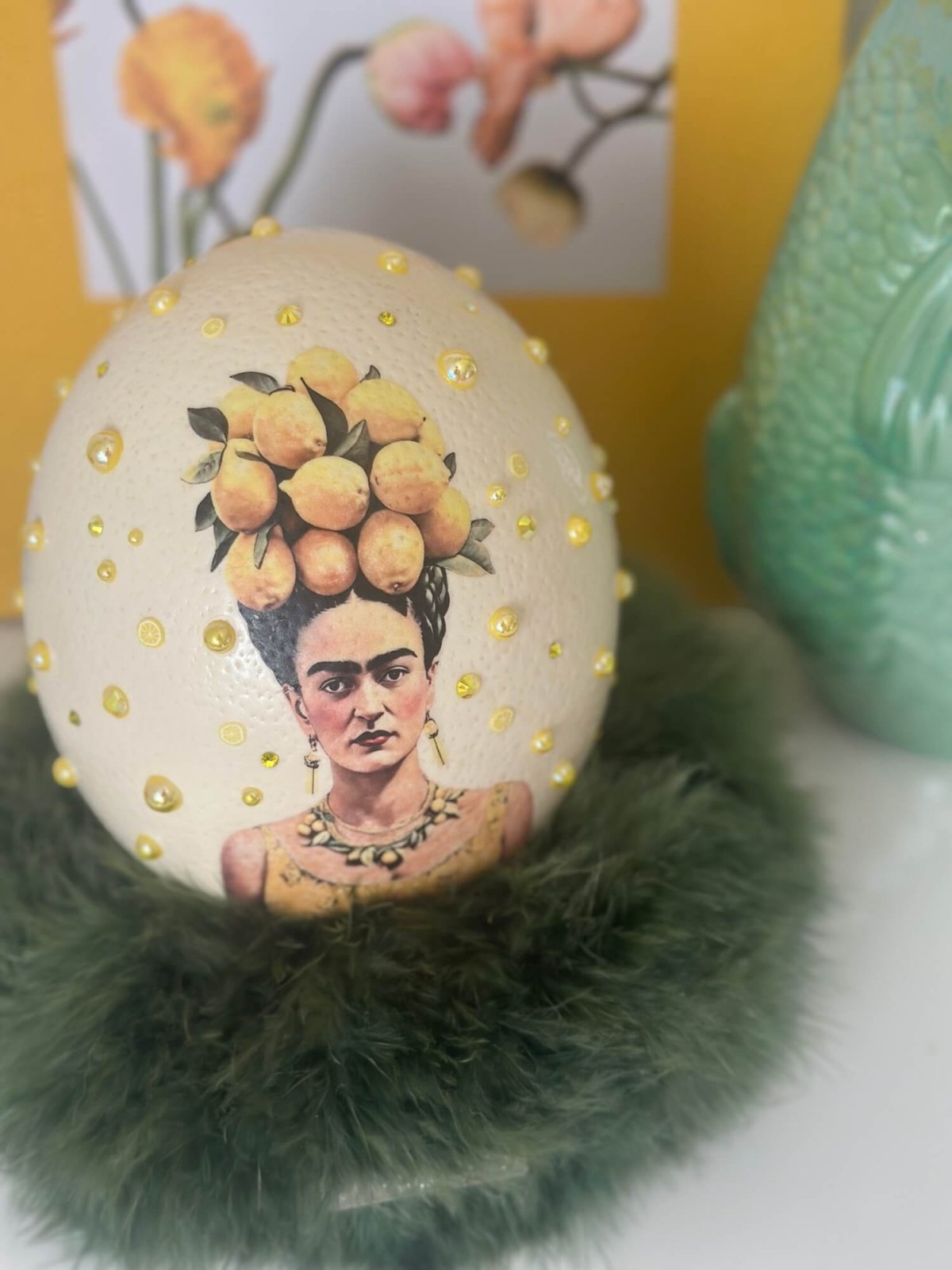 Handveredeltes Deko - Objekt: Straußenei "Frida goes Amalfi", Glow, inkl. Federkranz von ei - nzigartig