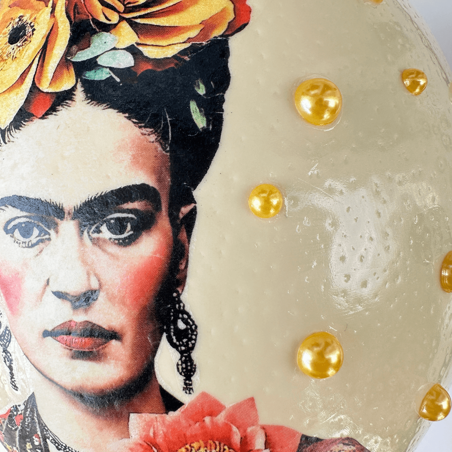 Handveredeltes Deko - Objekt: Straußenei "from Frida with Love", Basic, Glam, Glow & Luxury von ei - nzigartig