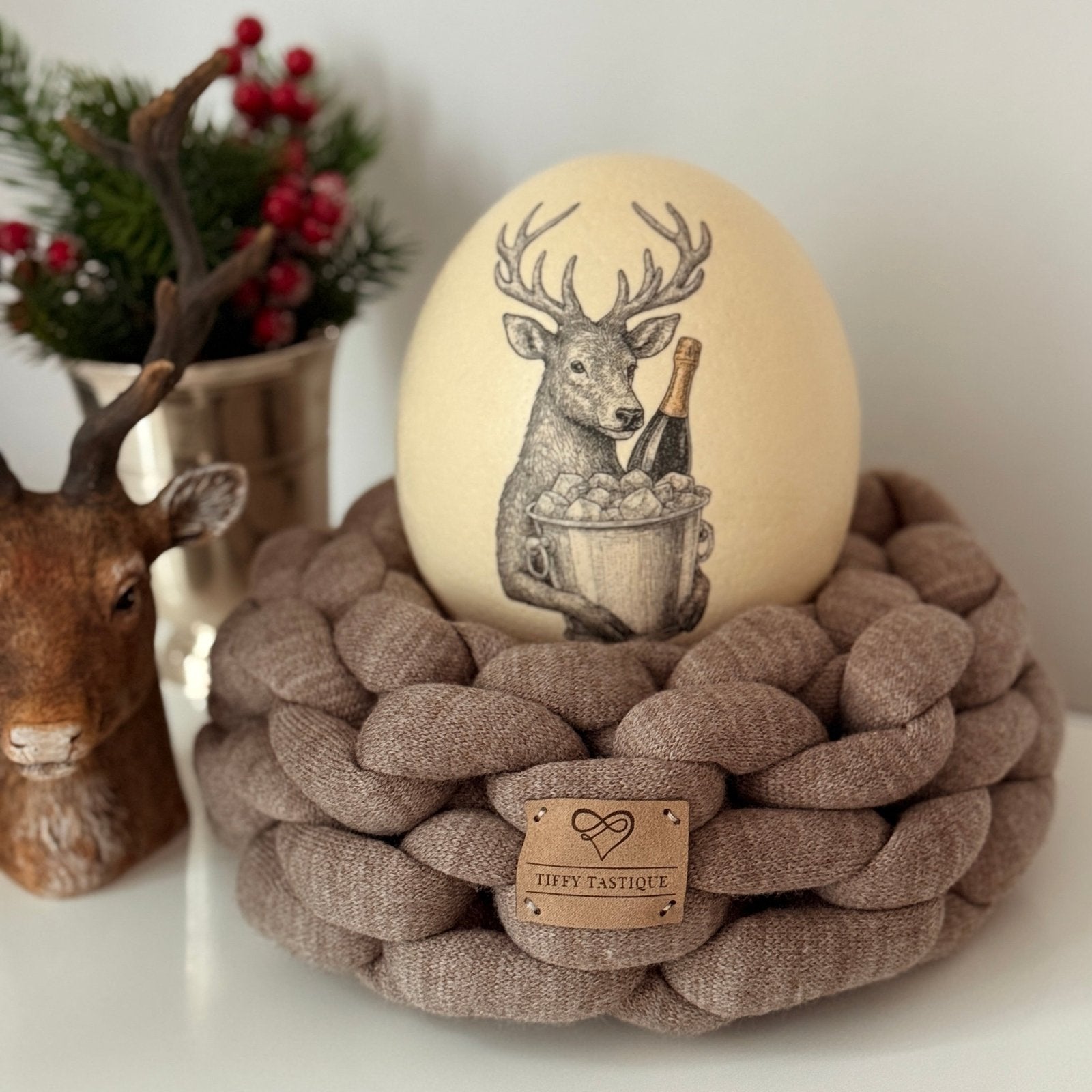 Handveredeltes Deko - Objekt: Straußenei "Graf Geweih" von ei - nzigartig