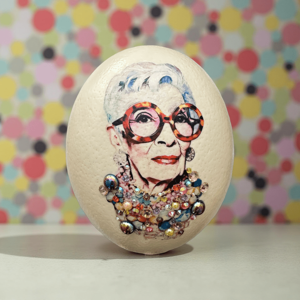 Handveredeltes Deko - Objekt: Straußenei "Iris Aquarell", Basic & Glam von ei - nzigartig