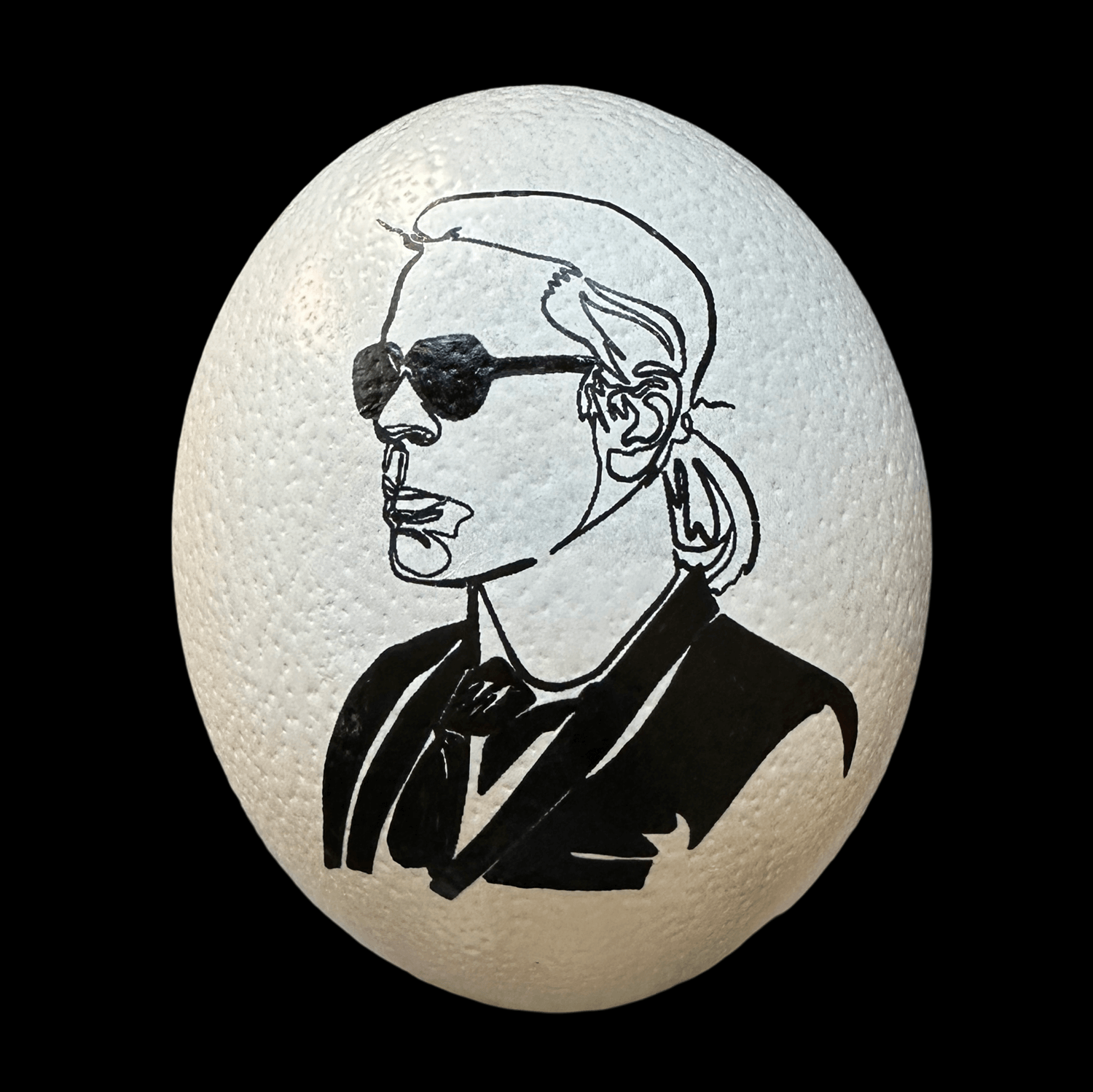 Handveredeltes Deko - Objekt: Straußenei "Karl" Black & White Edition von ei - nzigartig