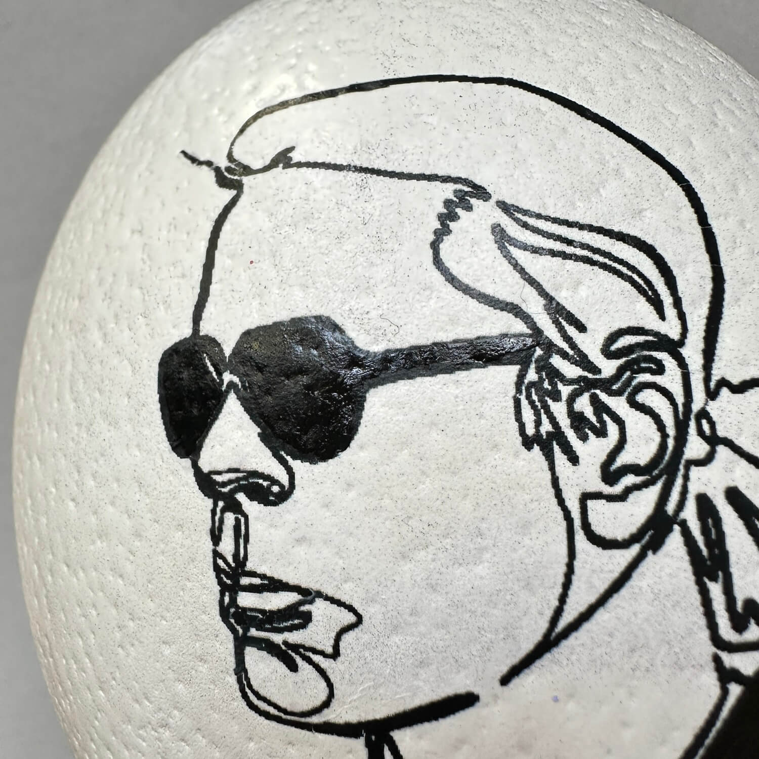 Handveredeltes Deko - Objekt: Straußenei "Karl" Black & White Edition von ei - nzigartig