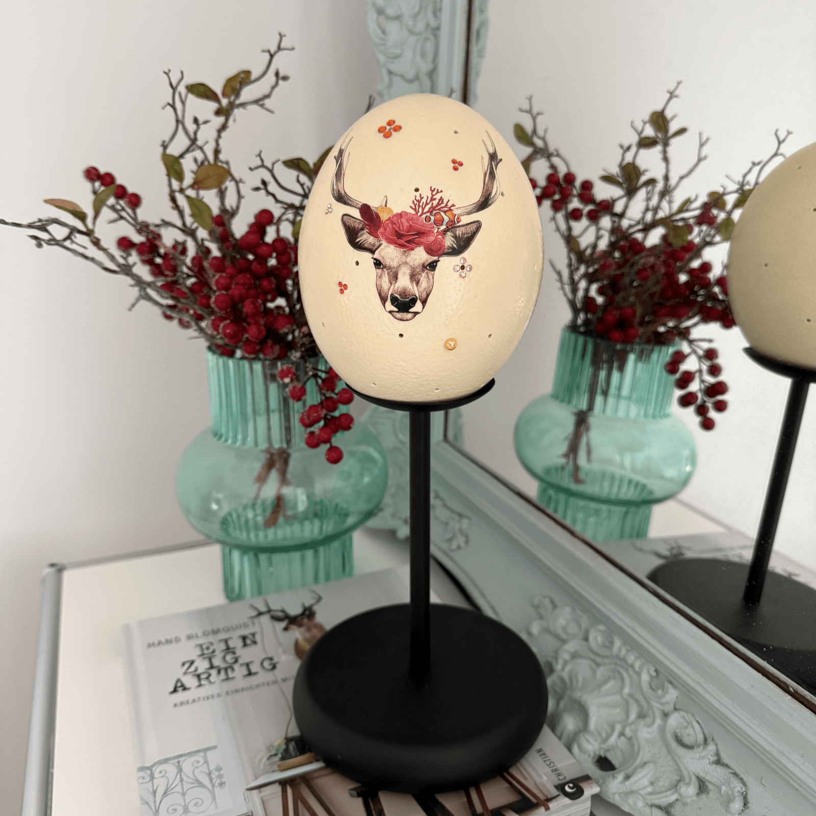 Handveredeltes Deko - Objekt: Straußenei - Leuchte "Alpen & Ahoi Hirsch", Tischlampe (unterschiedliche Modelle & Farben) von ei - nzigartig