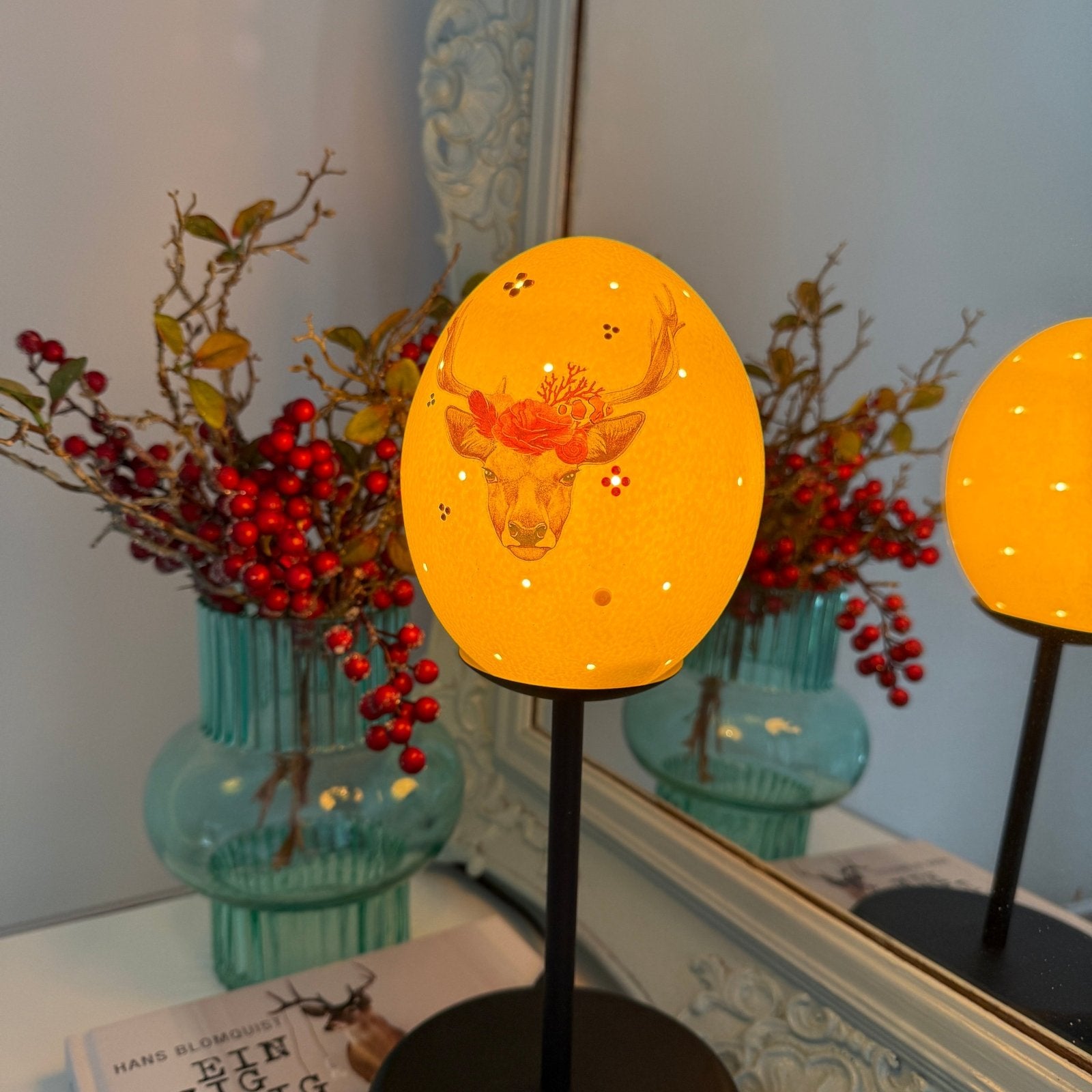 Handveredeltes Deko - Objekt: Straußenei - Leuchte "Alpen & Ahoi Hirsch", Tischlampe (unterschiedliche Modelle & Farben) von ei - nzigartig