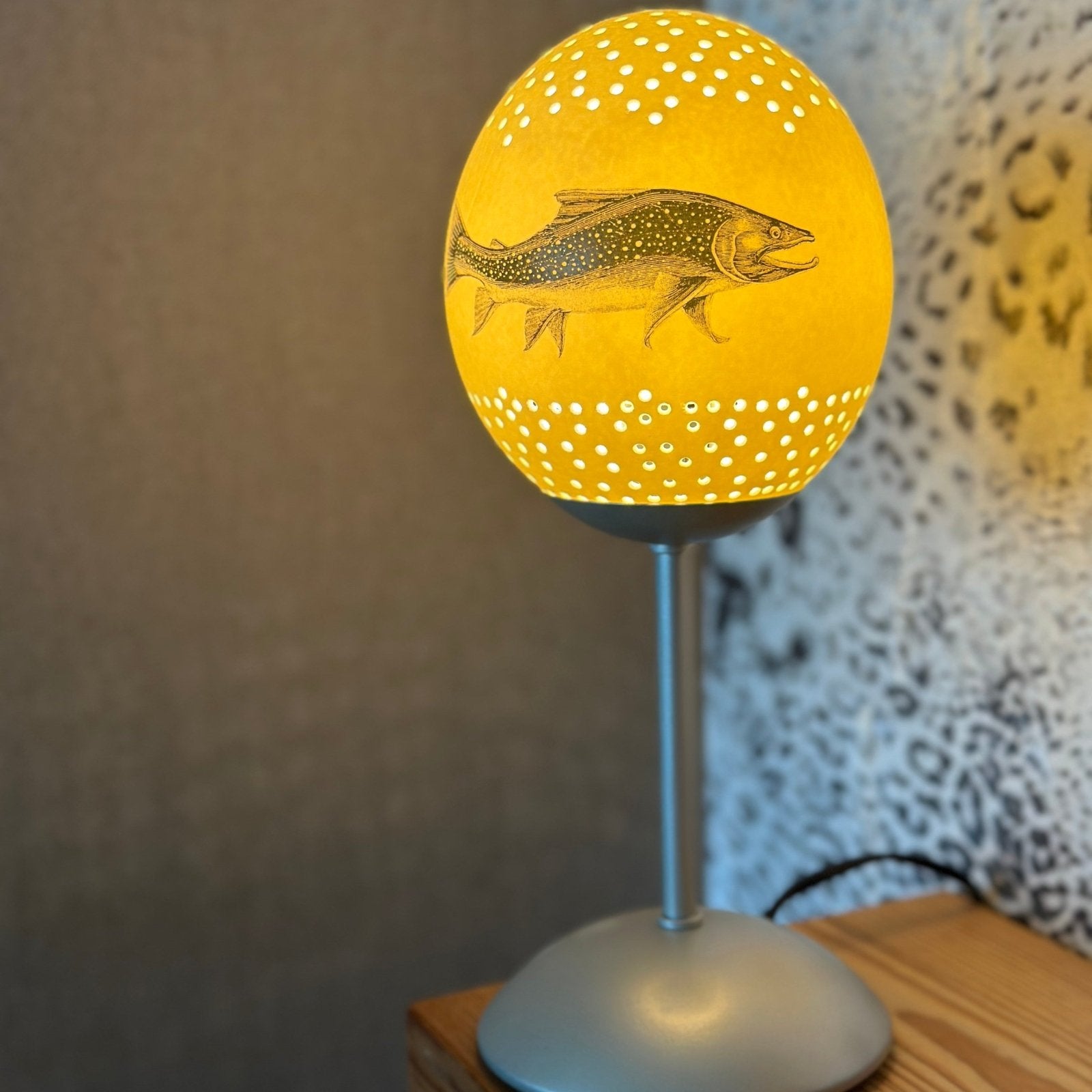 Handveredeltes Deko - Objekt: Straußenei - Leuchte "Caviar", Tischlampe (unterschiedliche Modelle & Farben) von ei - nzigartig