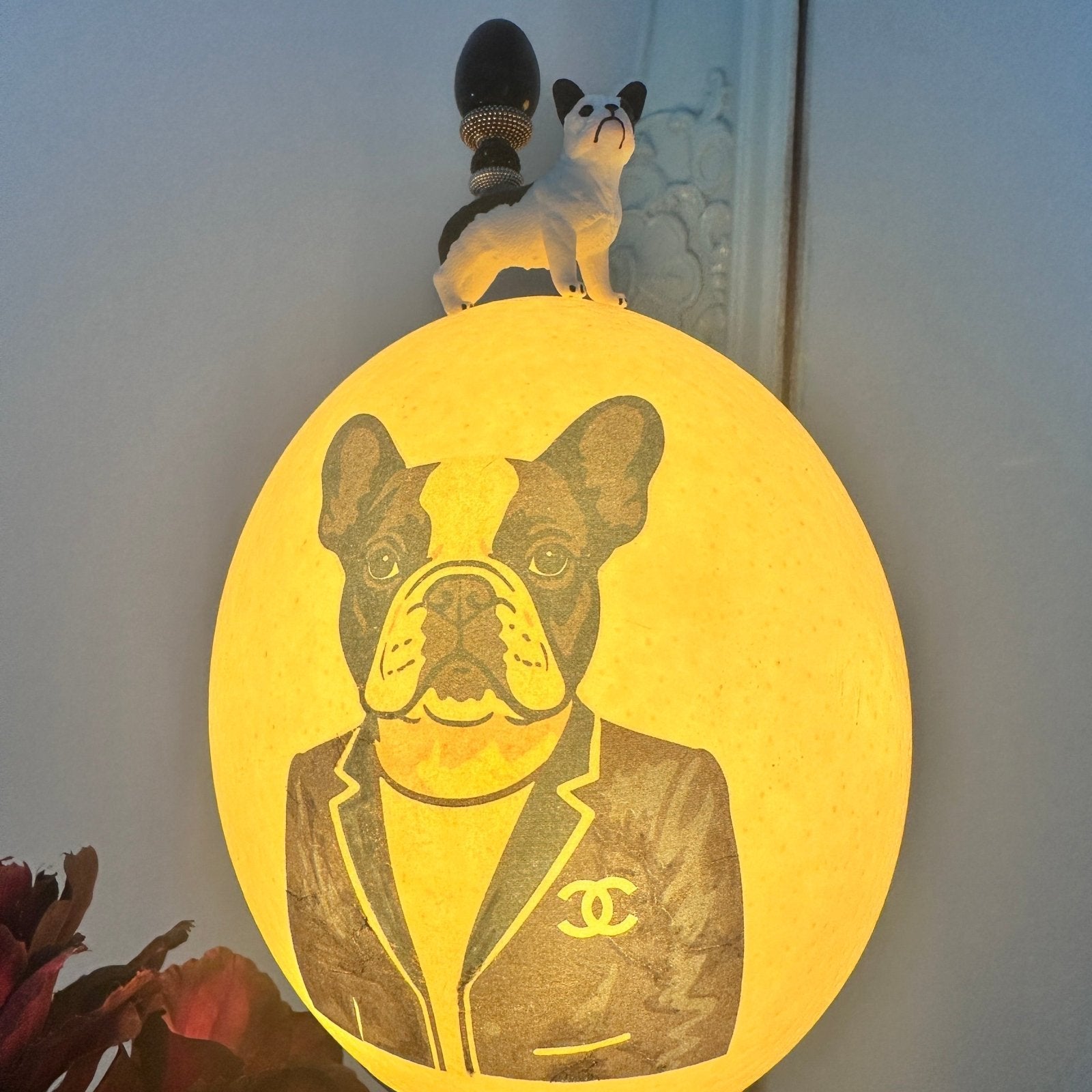Handveredeltes Deko - Objekt: Straußenei - Leuchte "Chanelle Chien", Unikat - Lampe (nur einmal erhältlich) von ei - nzigartig