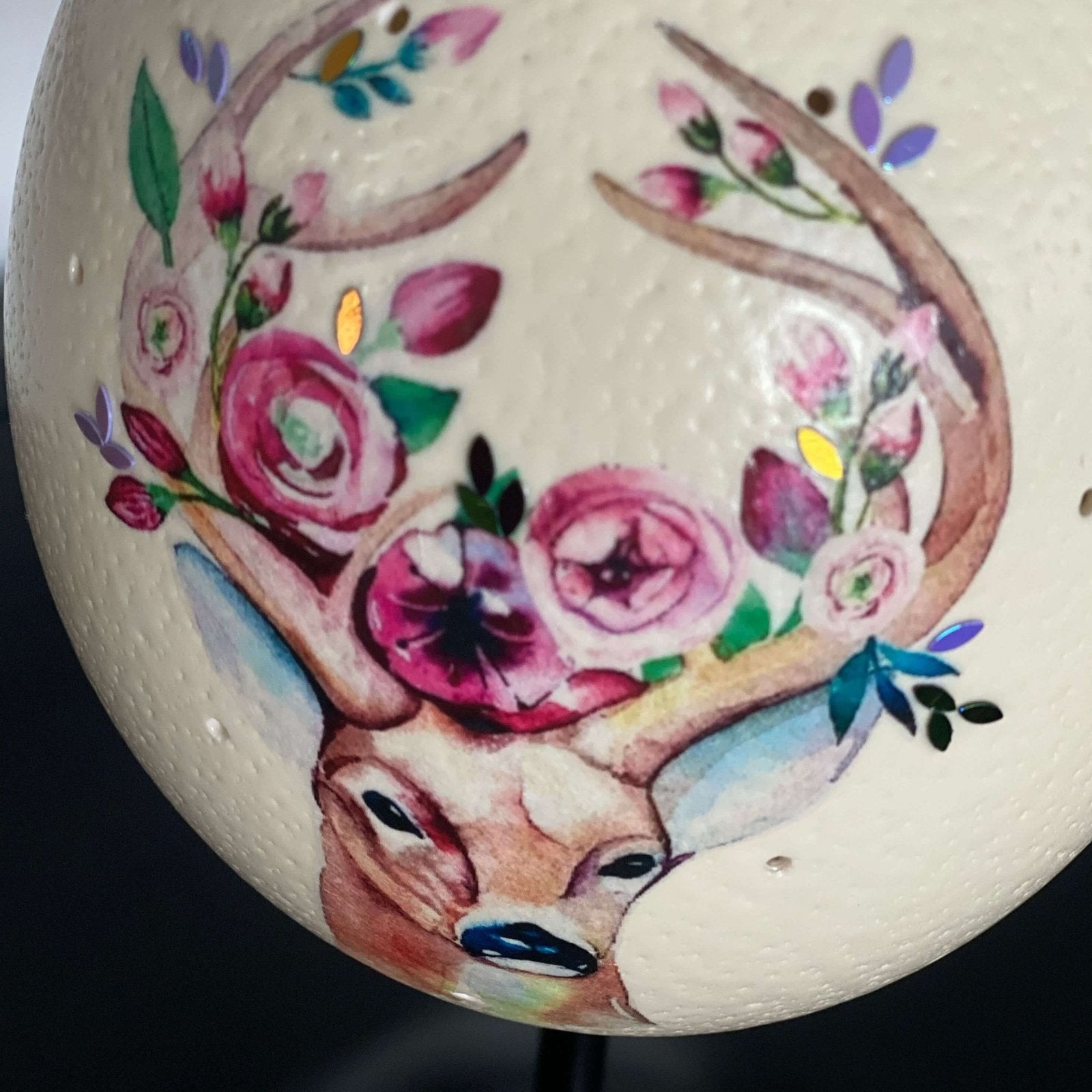 Handveredeltes Deko - Objekt: Straußenei - Leuchte "Dalia Deer", Tischlampe (unterschiedliche Modelle & Farben) von ei - nzigartig