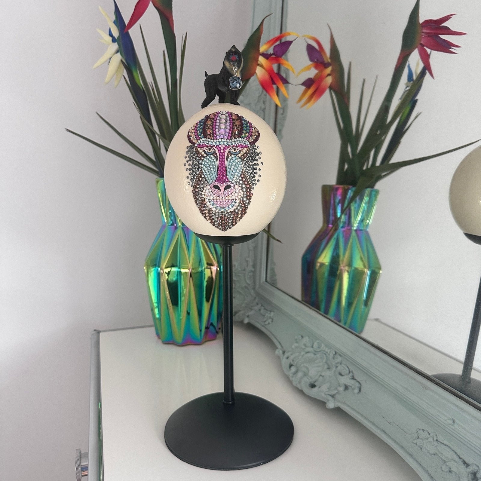 Handveredeltes Deko - Objekt: Straußenei - Leuchte "Diamanic Monkey", Unikat - Lampe (nur einmal erhältlich) von ei - nzigartig