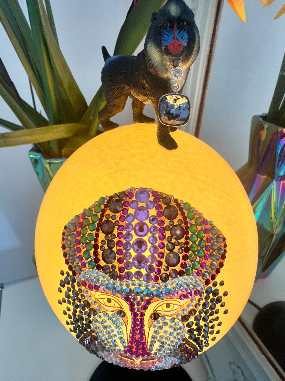 Handveredeltes Deko - Objekt: Straußenei - Leuchte "Diamanic Monkey", Unikat - Lampe (nur einmal erhältlich) von ei - nzigartig