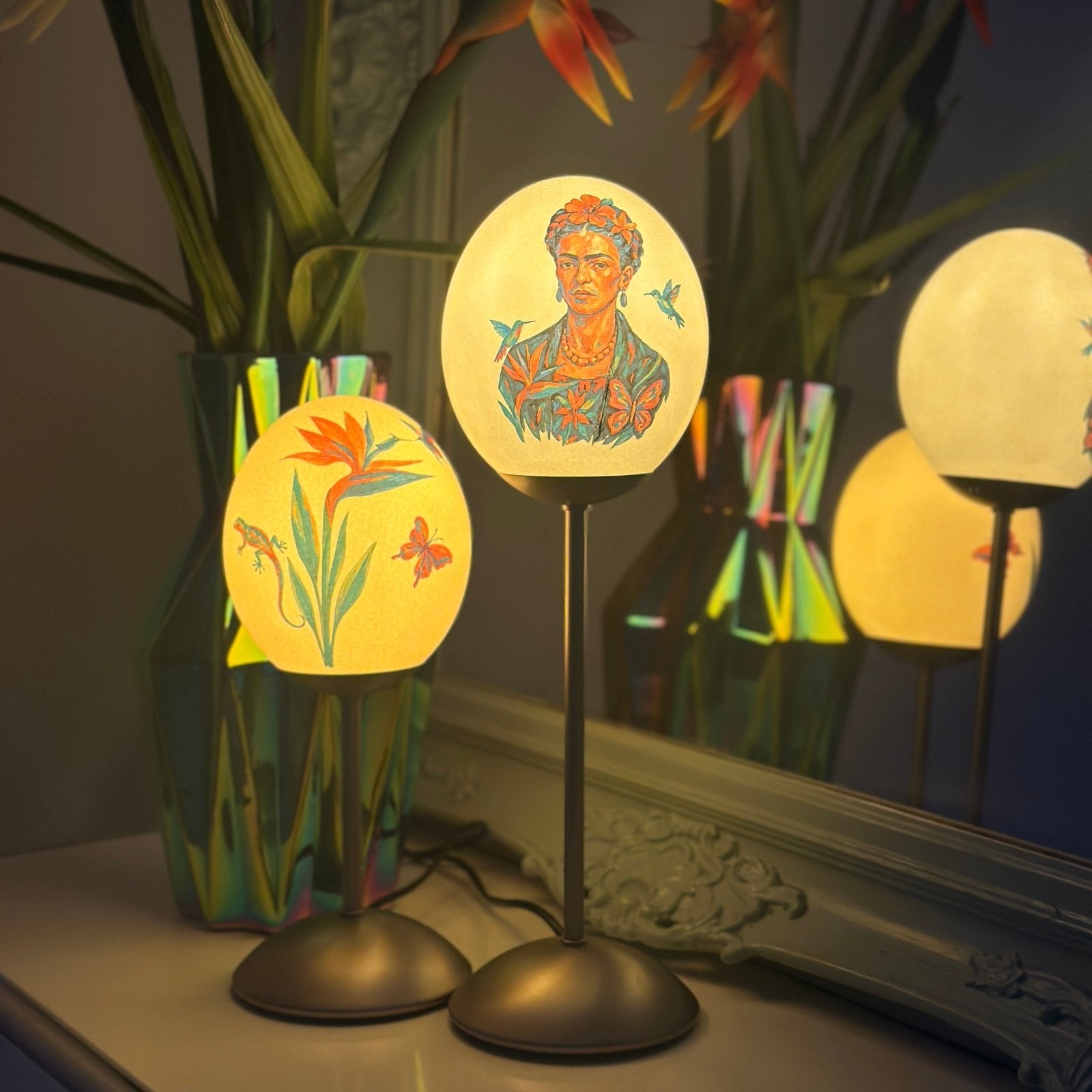 Handveredeltes Deko - Objekt: Straußenei - Leuchte "Fantasie of Light", Tischlampe von ei - nzigartig