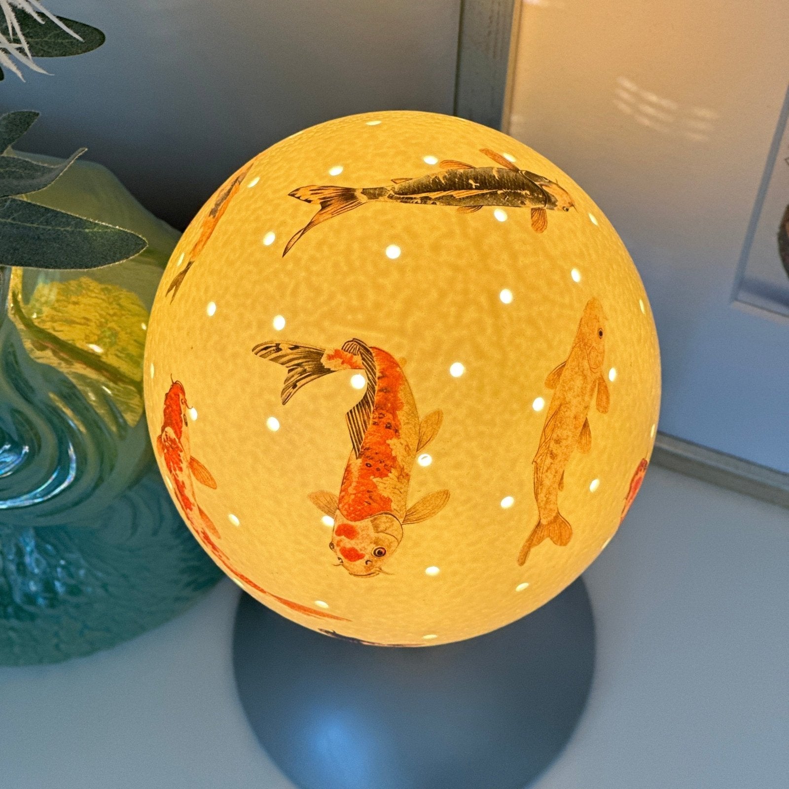 Handveredeltes Deko - Objekt: Straußenei - Leuchte "Free Kois", Tischlampe (unterschiedliche Modelle & Farben) von ei - nzigartig