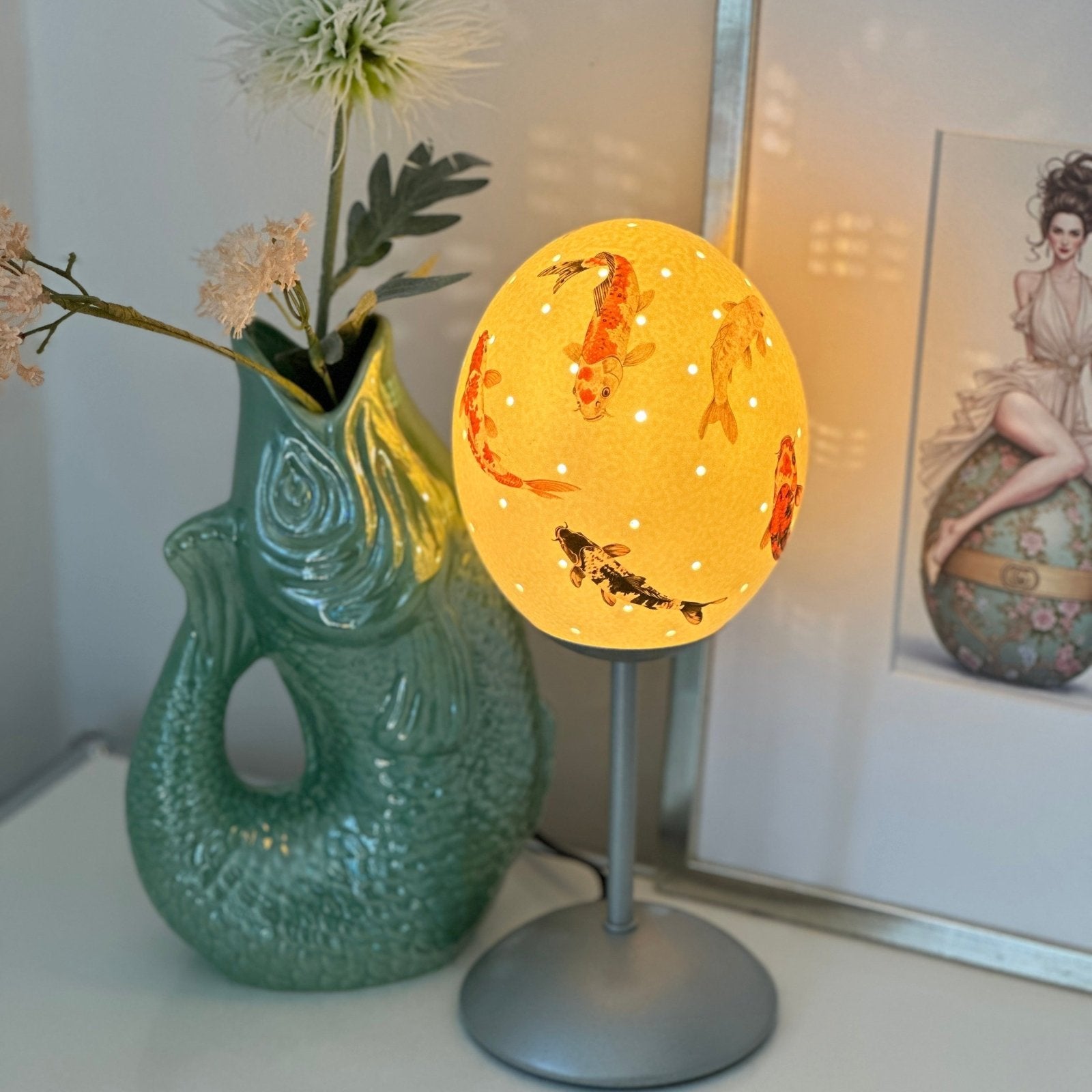 Handveredeltes Deko - Objekt: Straußenei - Leuchte "Free Kois", Tischlampe (unterschiedliche Modelle & Farben) von ei - nzigartig