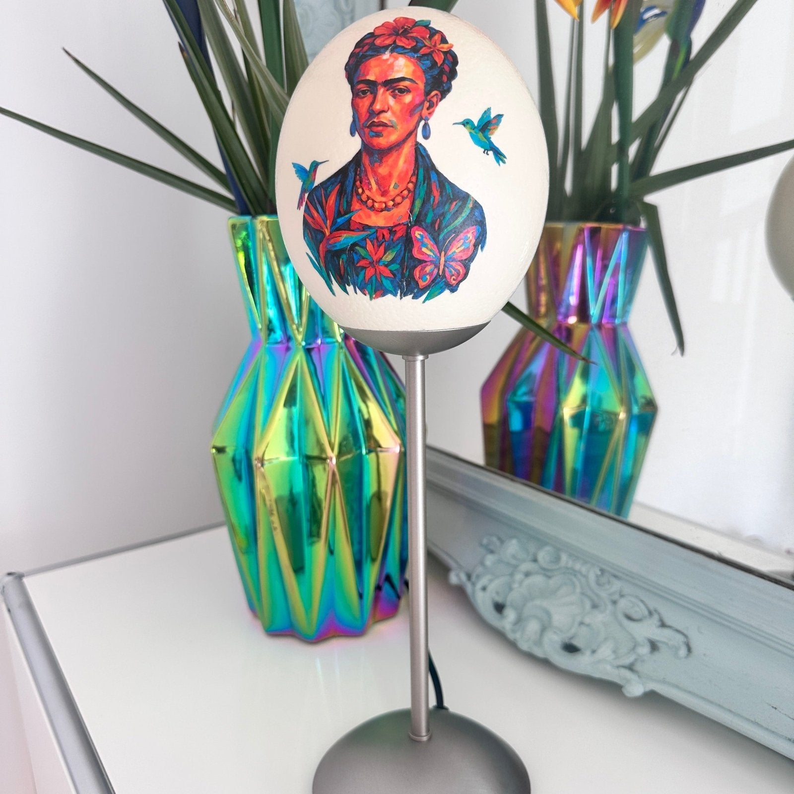 Handveredeltes Deko - Objekt: Straußenei - Leuchte "Frida of Light", Tischlampe von ei - nzigartig