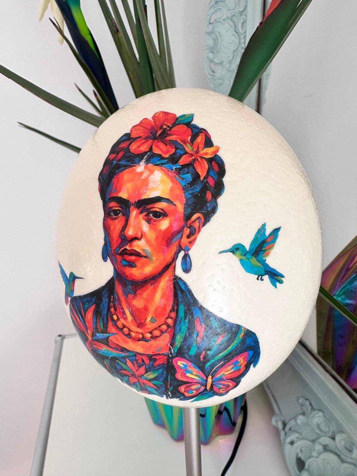 Handveredeltes Deko - Objekt: Straußenei - Leuchte "Frida of Light", Tischlampe von ei - nzigartig