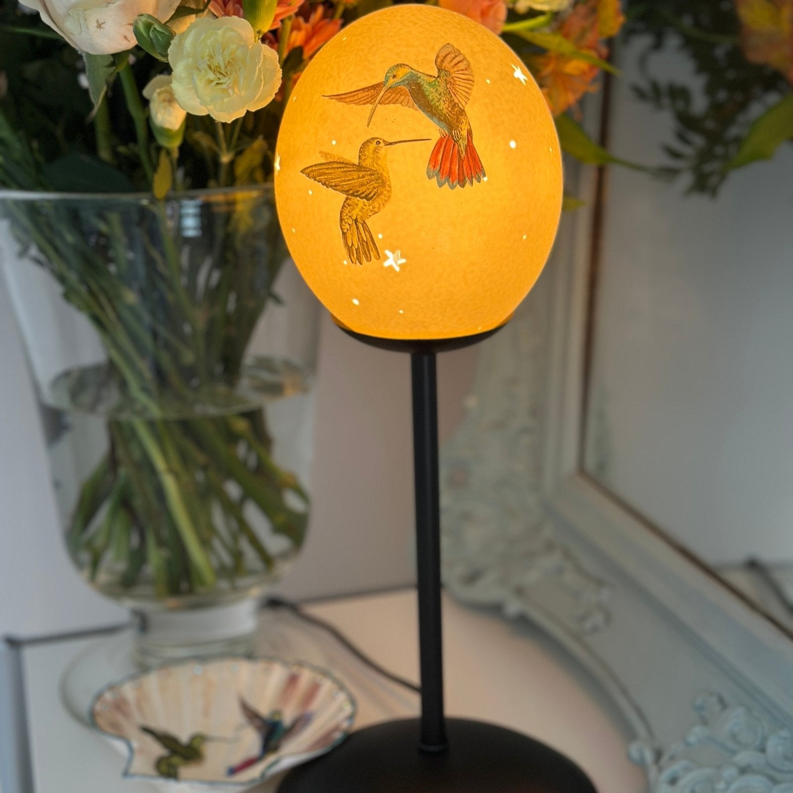 Handveredeltes Deko - Objekt: Straußenei - Leuchte "Kolibri Duo", Tischlampe (unterschiedliche Modelle & Farben) von ei - nzigartig