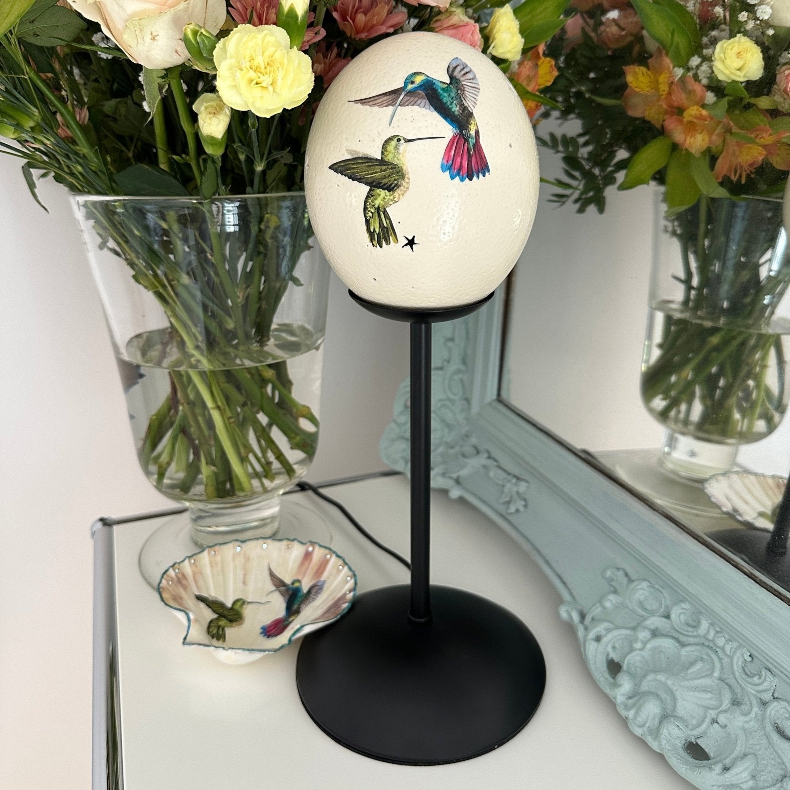 Handveredeltes Deko - Objekt: Straußenei - Leuchte "Kolibri Duo", Tischlampe (unterschiedliche Modelle & Farben) von ei - nzigartig