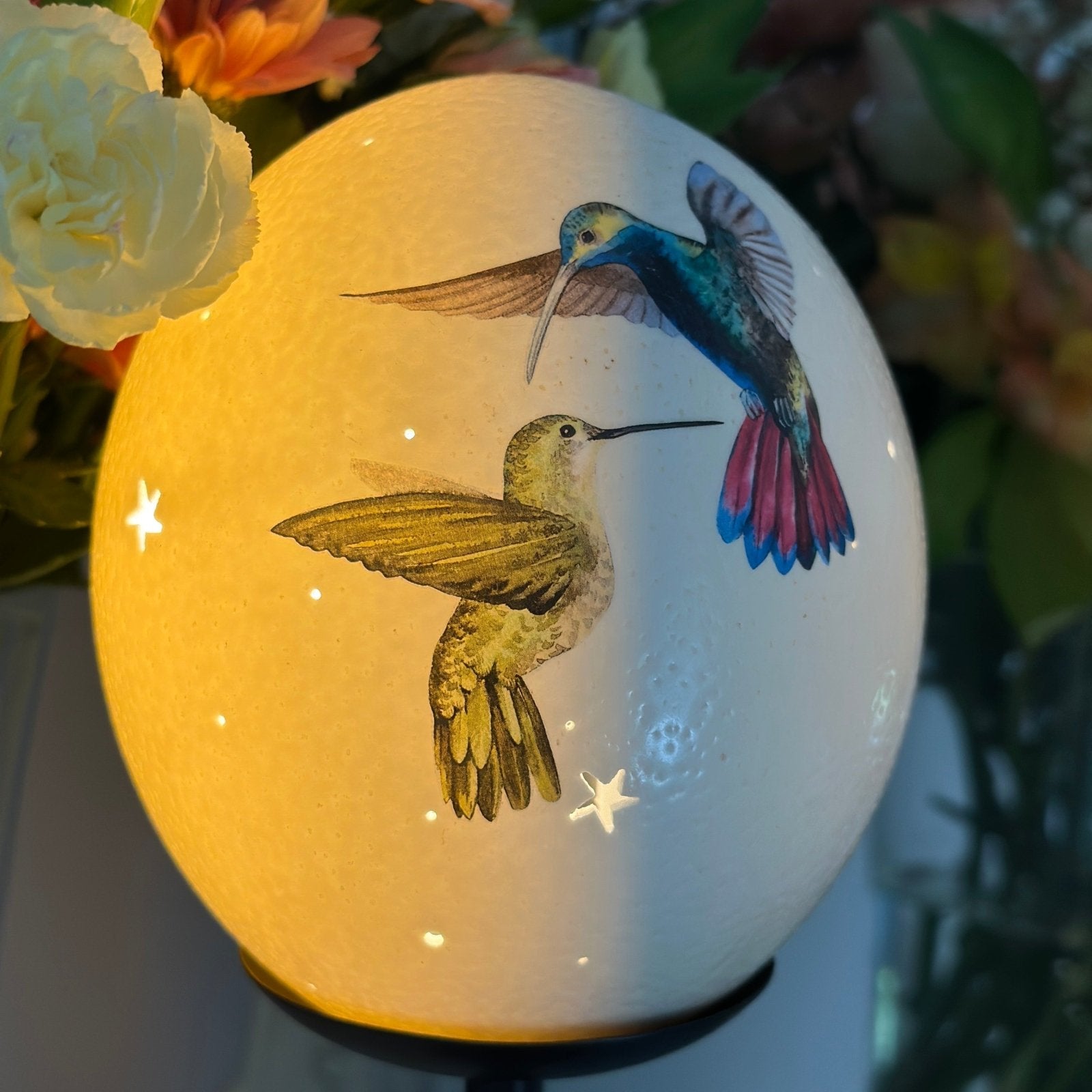 Handveredeltes Deko - Objekt: Straußenei - Leuchte "Kolibri Duo", Tischlampe (unterschiedliche Modelle & Farben) von ei - nzigartig