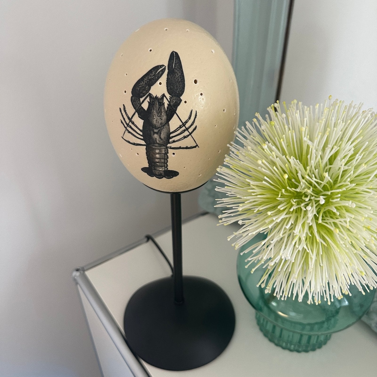 Handveredeltes Deko - Objekt: Straußenei - Leuchte "Lobster Luxe", Tischlampe (unterschiedliche Modelle & Farben) von ei - nzigartig