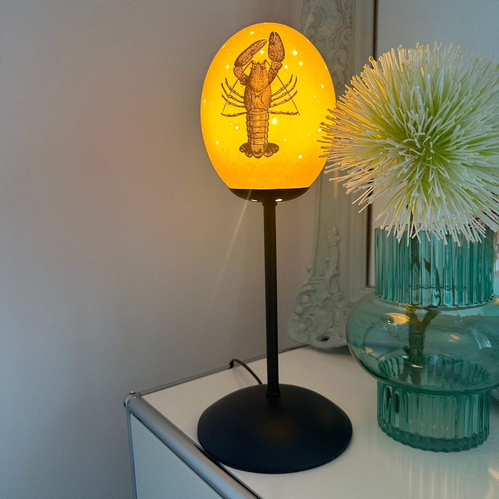 Handveredeltes Deko - Objekt: Straußenei - Leuchte "Lobster Luxe", Tischlampe (unterschiedliche Modelle & Farben) von ei - nzigartig