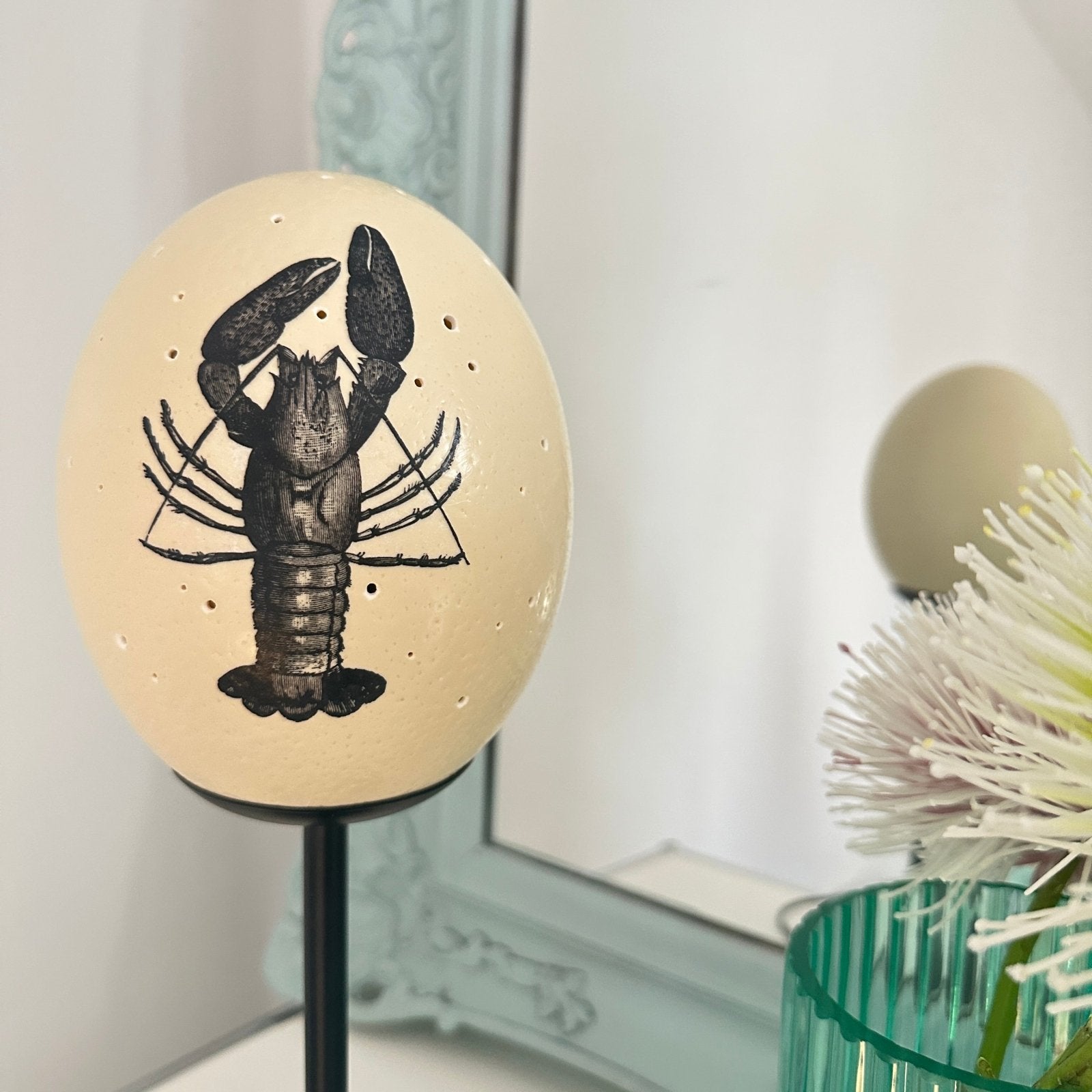 Handveredeltes Deko - Objekt: Straußenei - Leuchte "Lobster Luxe", Tischlampe (unterschiedliche Modelle & Farben) von ei - nzigartig