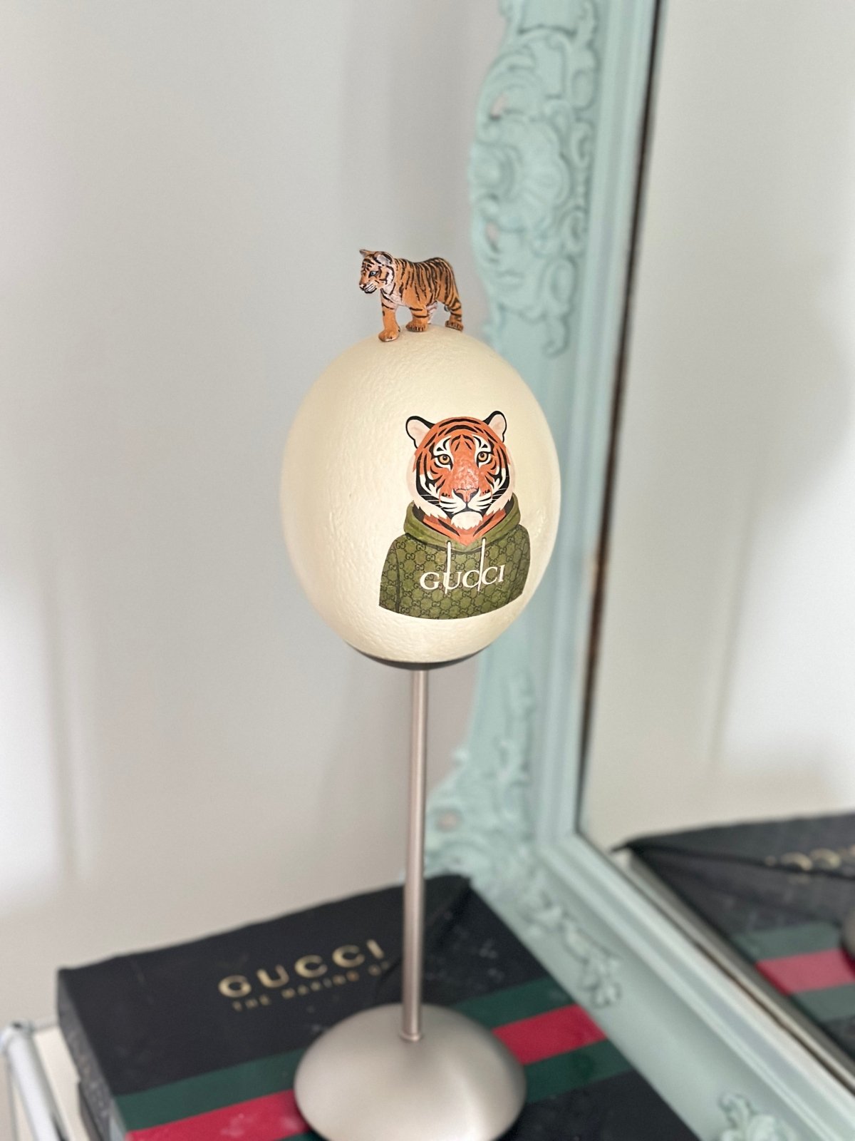 Handveredeltes Deko - Objekt: Straußenei - Leuchte "Roar Supreme", Unikat - Lampe (nur einmal erhältlich) von ei - nzigartig