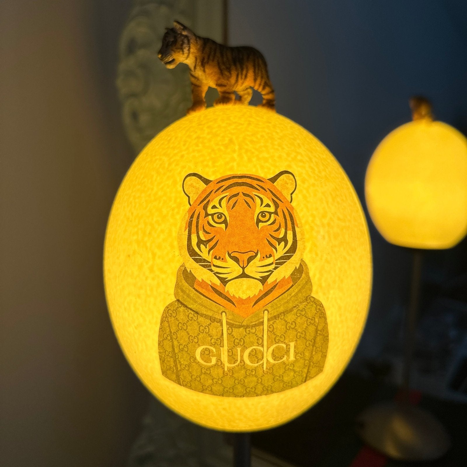 Handveredeltes Deko - Objekt: Straußenei - Leuchte "Roar Supreme", Unikat - Lampe (nur einmal erhältlich) von ei - nzigartig