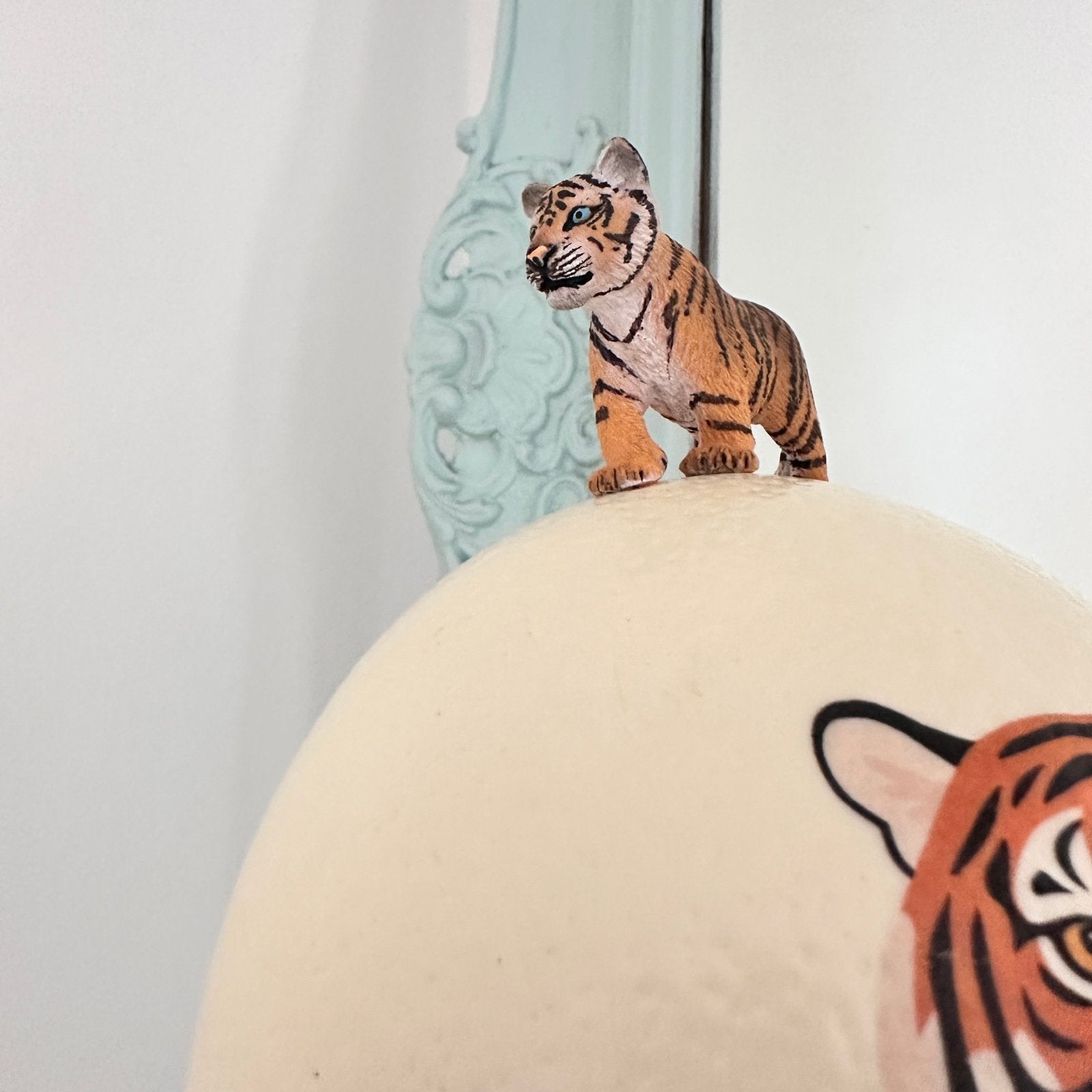 Handveredeltes Deko - Objekt: Straußenei - Leuchte "Roar Supreme", Unikat - Lampe (nur einmal erhältlich) von ei - nzigartig