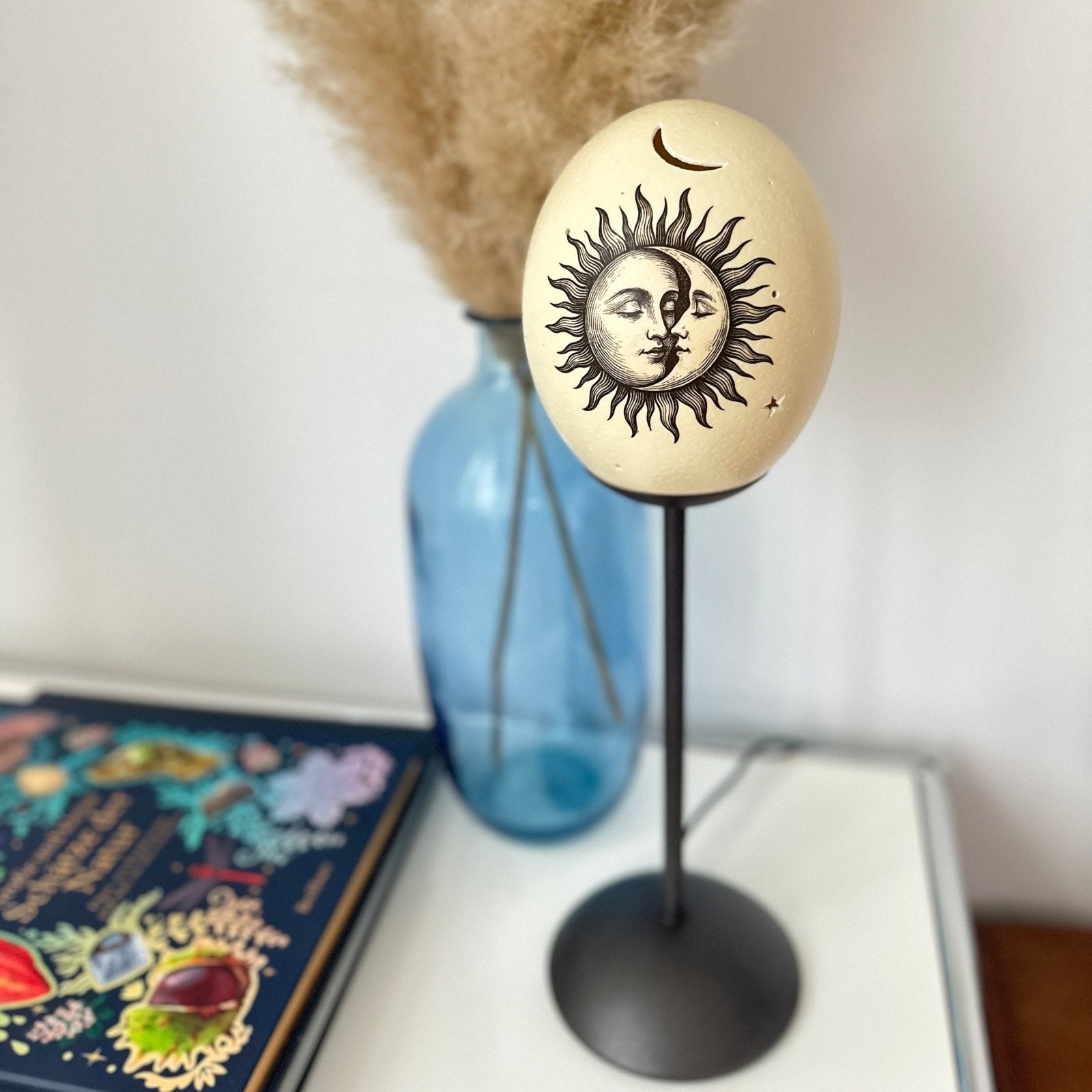 Handveredeltes Deko - Objekt: Straußenei - Leuchte "Soluna", Tischlampe (unterschiedliche Modelle & Farben) von ei - nzigartig
