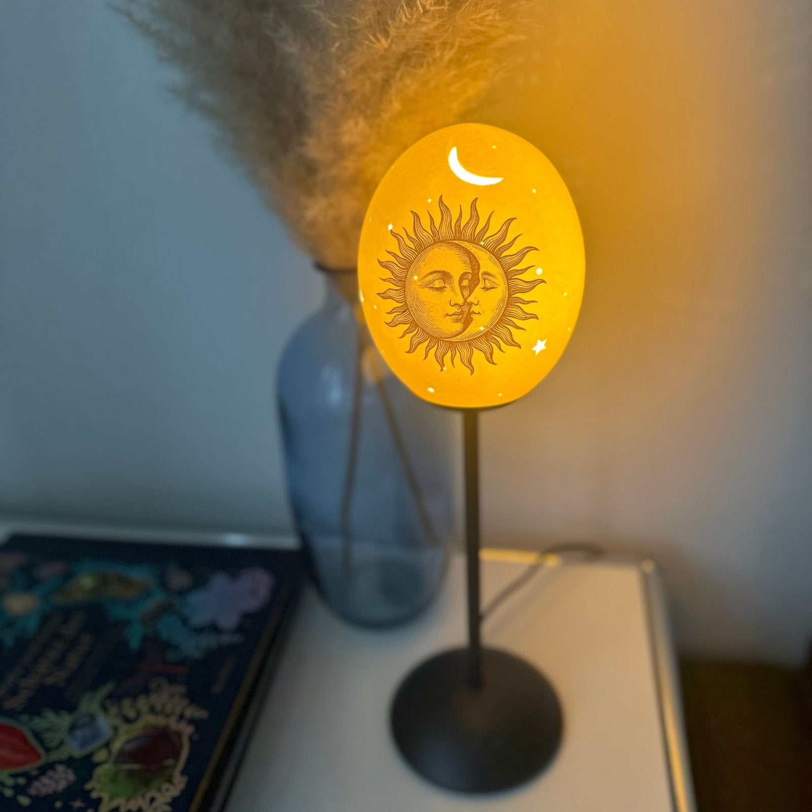 Handveredeltes Deko - Objekt: Straußenei - Leuchte "Soluna", Tischlampe (unterschiedliche Modelle & Farben) von ei - nzigartig