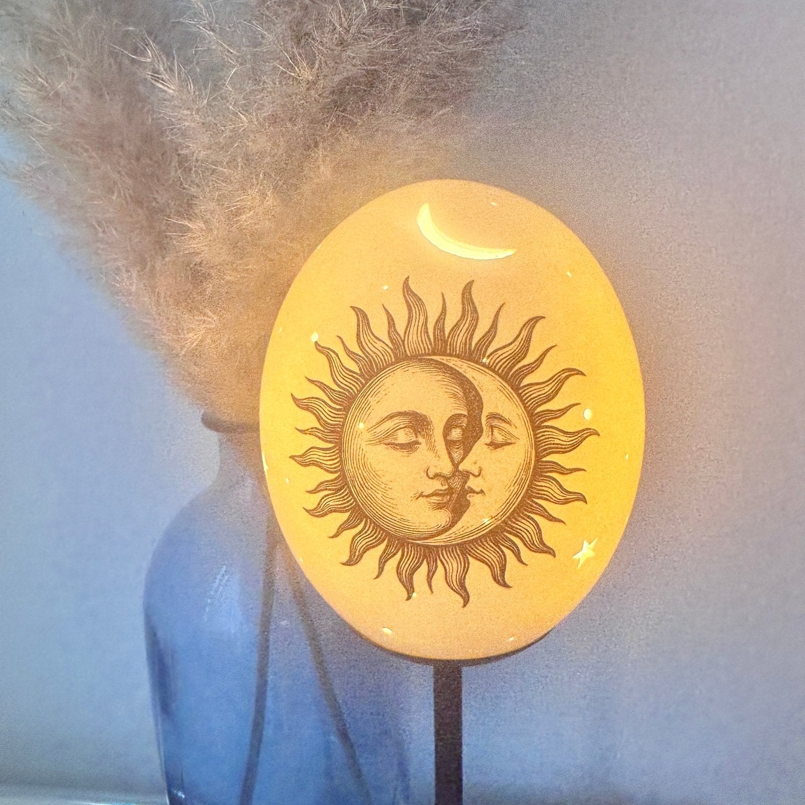 Handveredeltes Deko - Objekt: Straußenei - Leuchte "Soluna", Tischlampe (unterschiedliche Modelle & Farben) von ei - nzigartig
