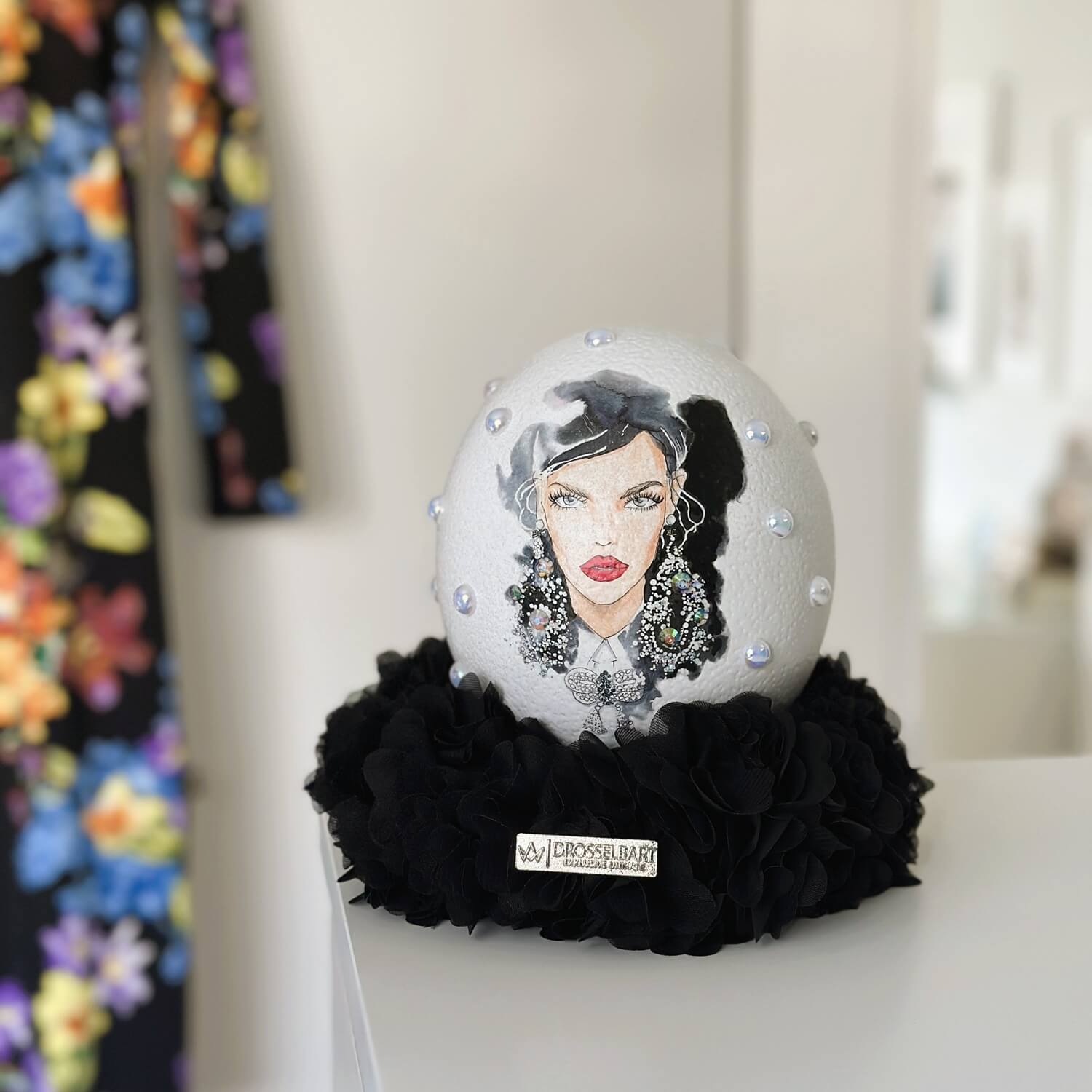 Handveredeltes Deko - Objekt: Straußenei "Linda", Glow, Black & White Edition von ei - nzigartig