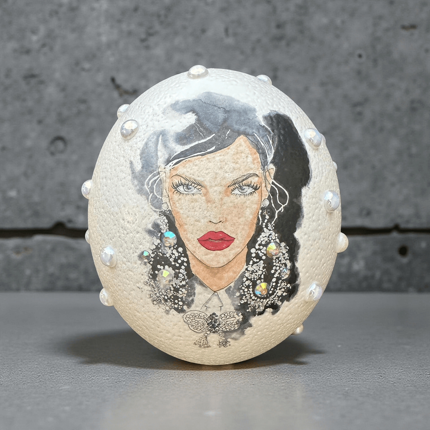 Handveredeltes Deko - Objekt: Straußenei "Linda", Glow, Black & White Edition von ei - nzigartig
