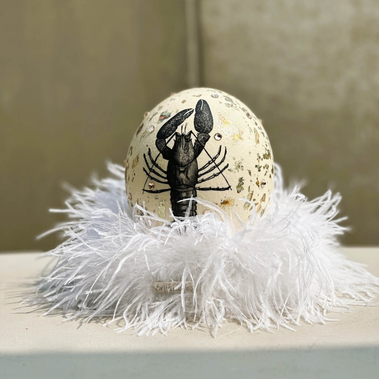 Handveredeltes Deko - Objekt: Straußenei "Lobster Luxe": mit Strass & Metallflakes von ei - nzigartig