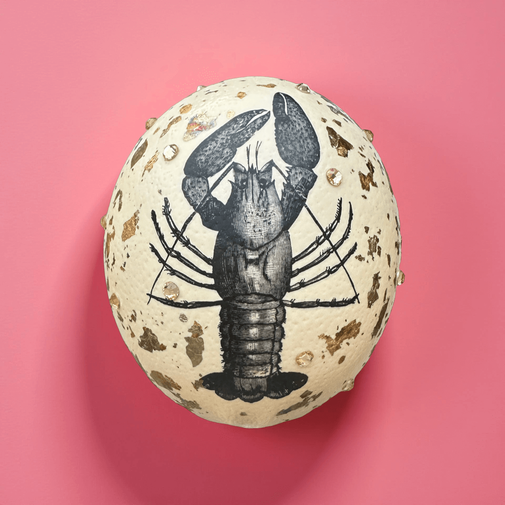 Handveredeltes Deko - Objekt: Straußenei "Lobster Luxe": mit Strass & Metallflakes von ei - nzigartig