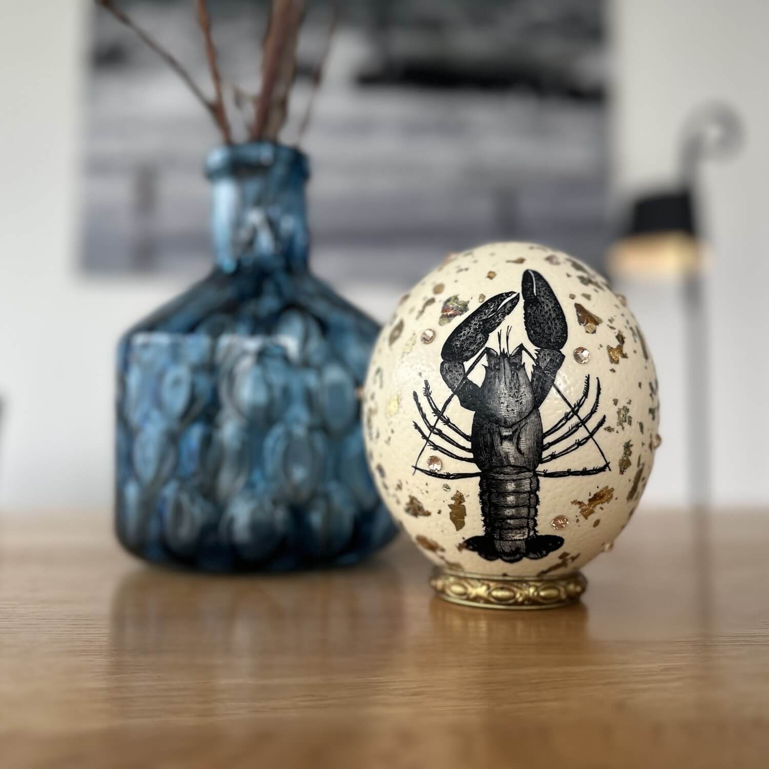 Handveredeltes Deko - Objekt: Straußenei "Lobster Luxe": mit Strass & Metallflakes von ei - nzigartig