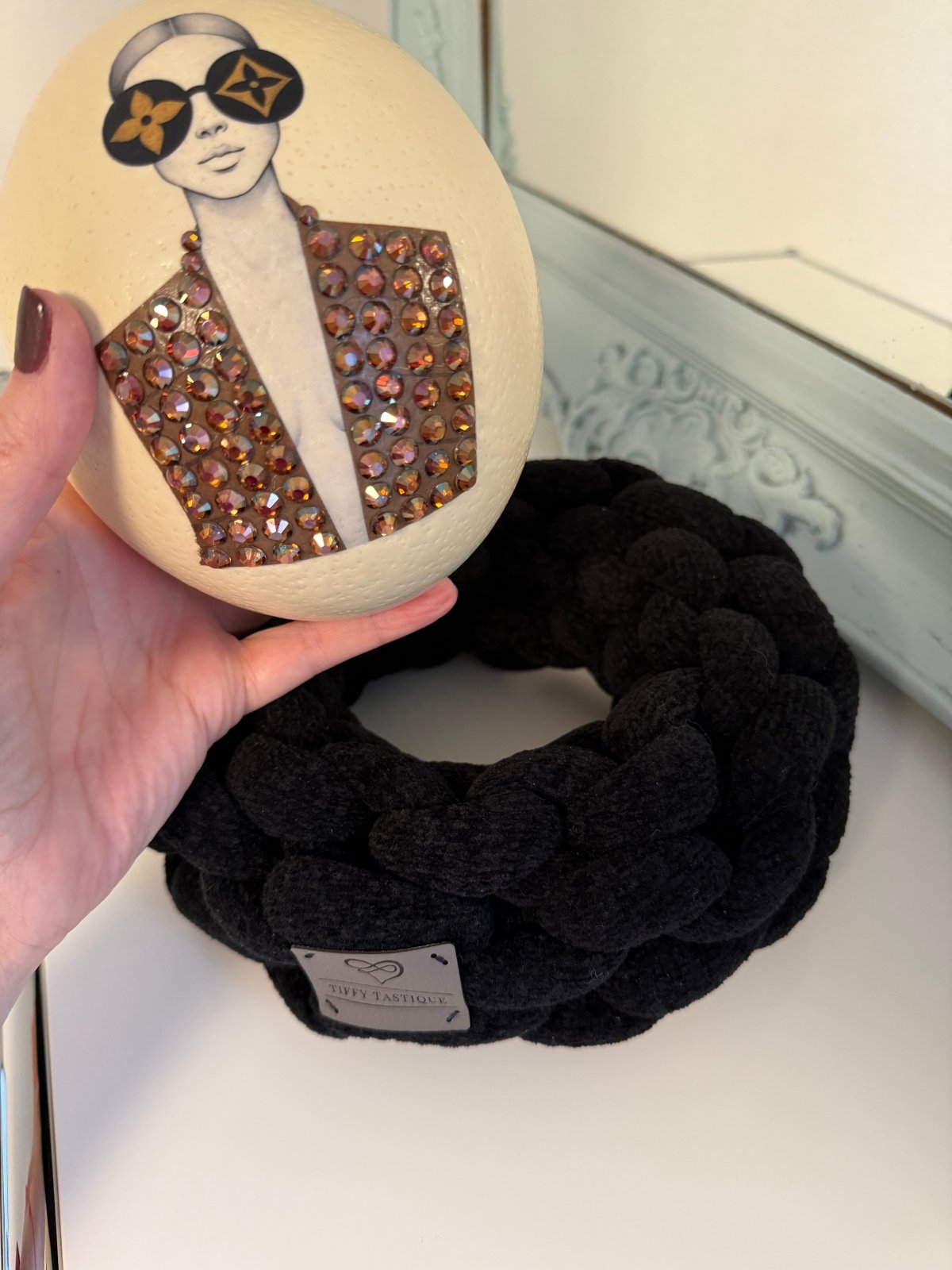 Handveredeltes Deko - Objekt: Straußenei "Louisa Glam", inkl. Strick - Kranz von Tiffy Tastique von ei - nzigartig