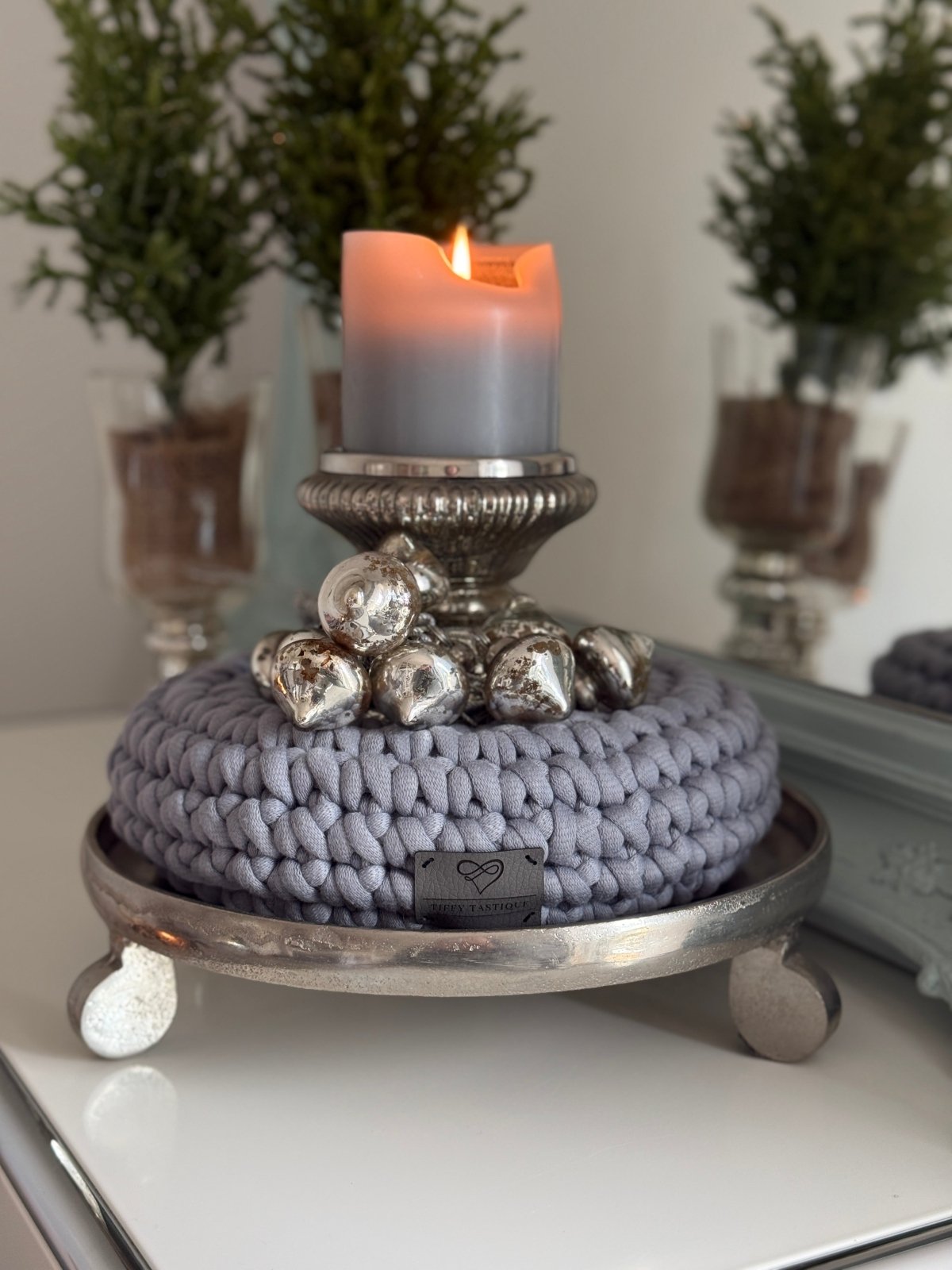 Handveredeltes Deko - Objekt: Straußenei "Madonnista", inkl. Häkel - Kranz von Tiffy Tastique von ei - nzigartig