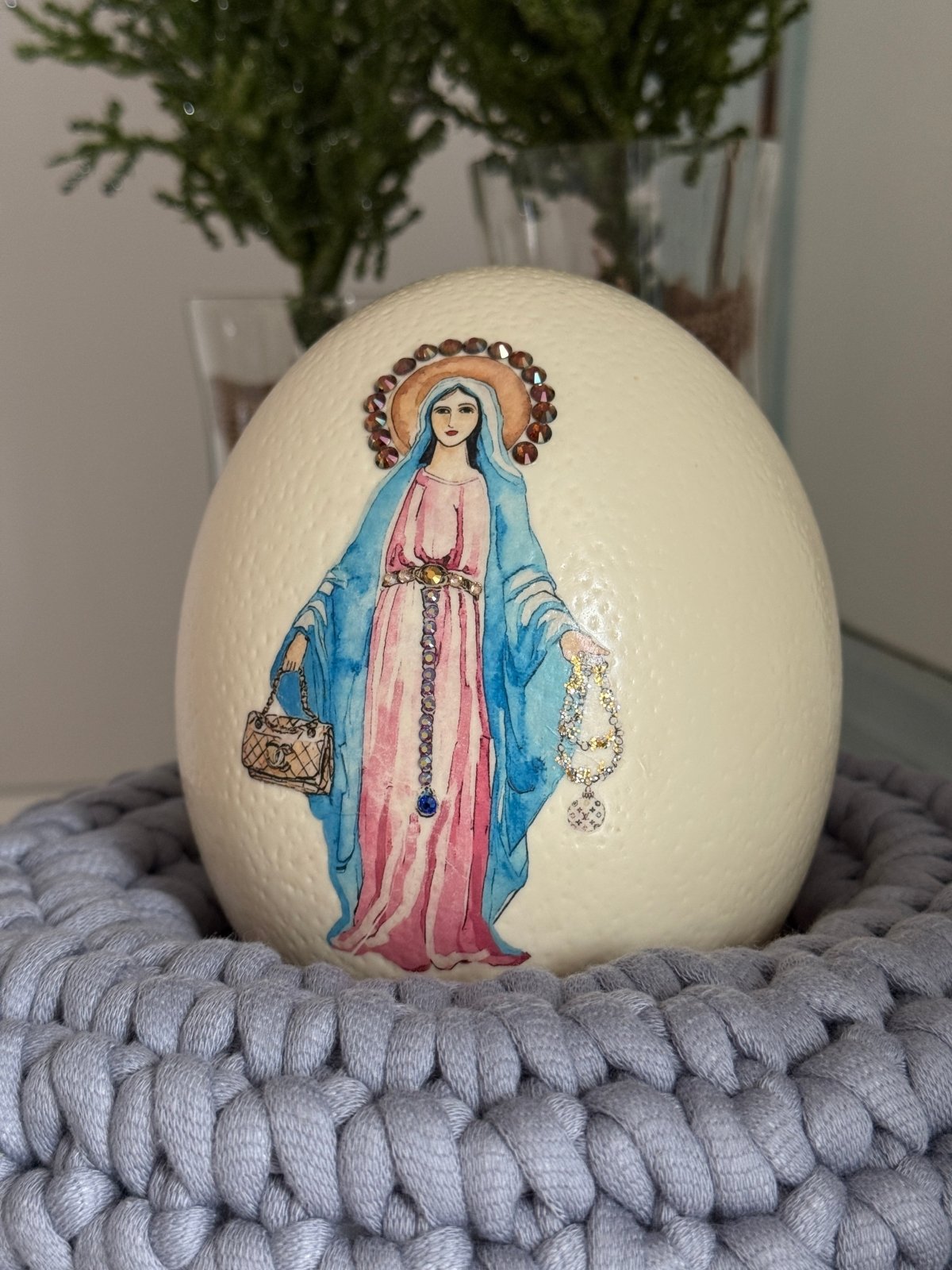 Handveredeltes Deko - Objekt: Straußenei "Madonnista", inkl. Häkel - Kranz von Tiffy Tastique von ei - nzigartig