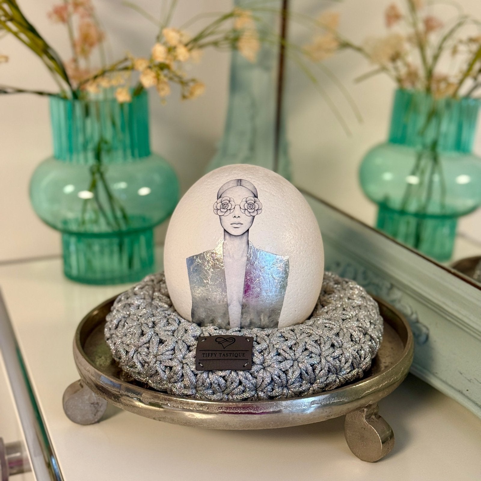 Handveredeltes Deko - Objekt: Straußenei "Metallica Camélia", inkl. Glam Häkel - Kranz von Tiffy Tastique von ei - nzigartig