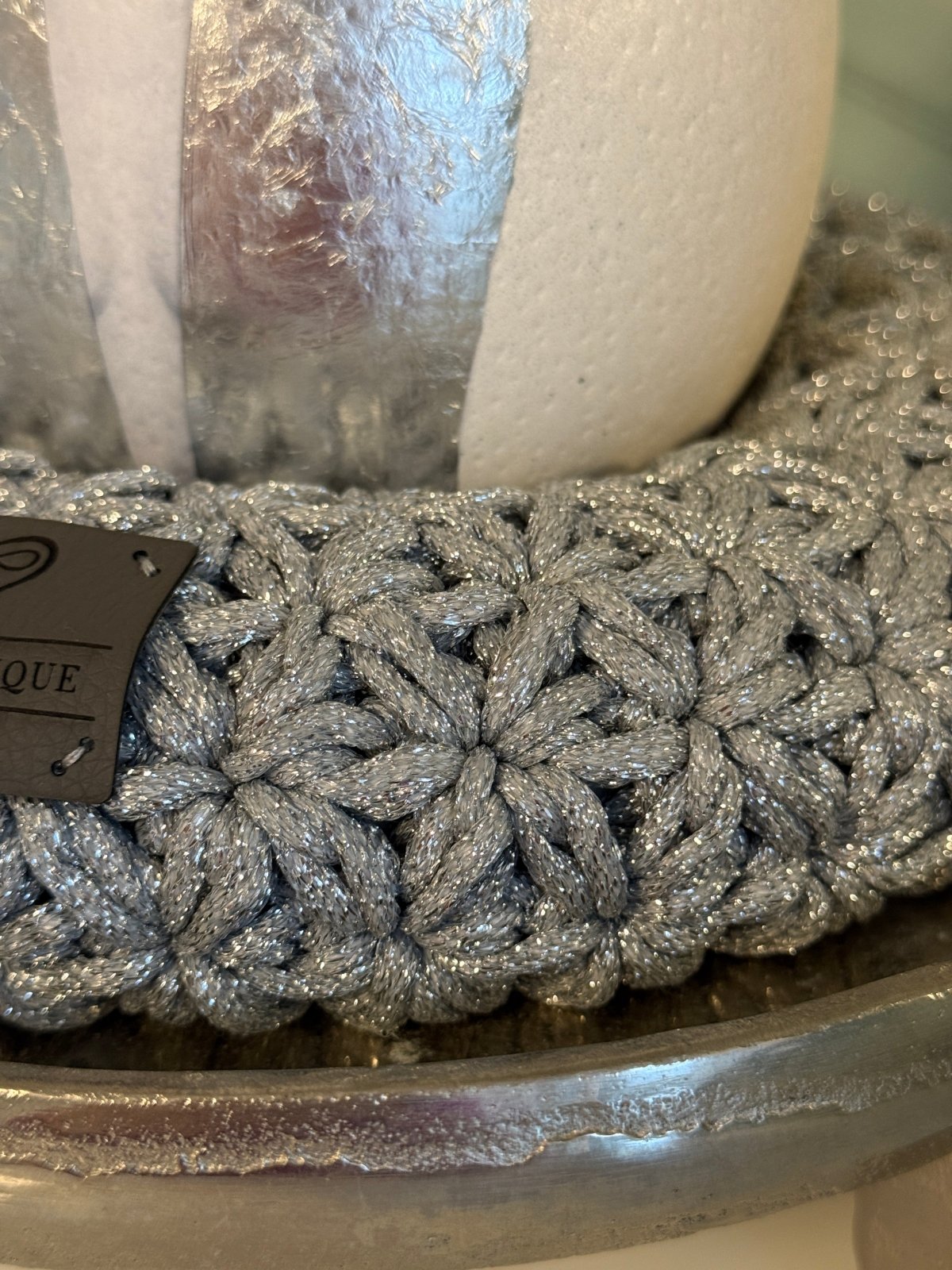 Handveredeltes Deko - Objekt: Straußenei "Metallica Camélia", inkl. Glam Häkel - Kranz von Tiffy Tastique von ei - nzigartig