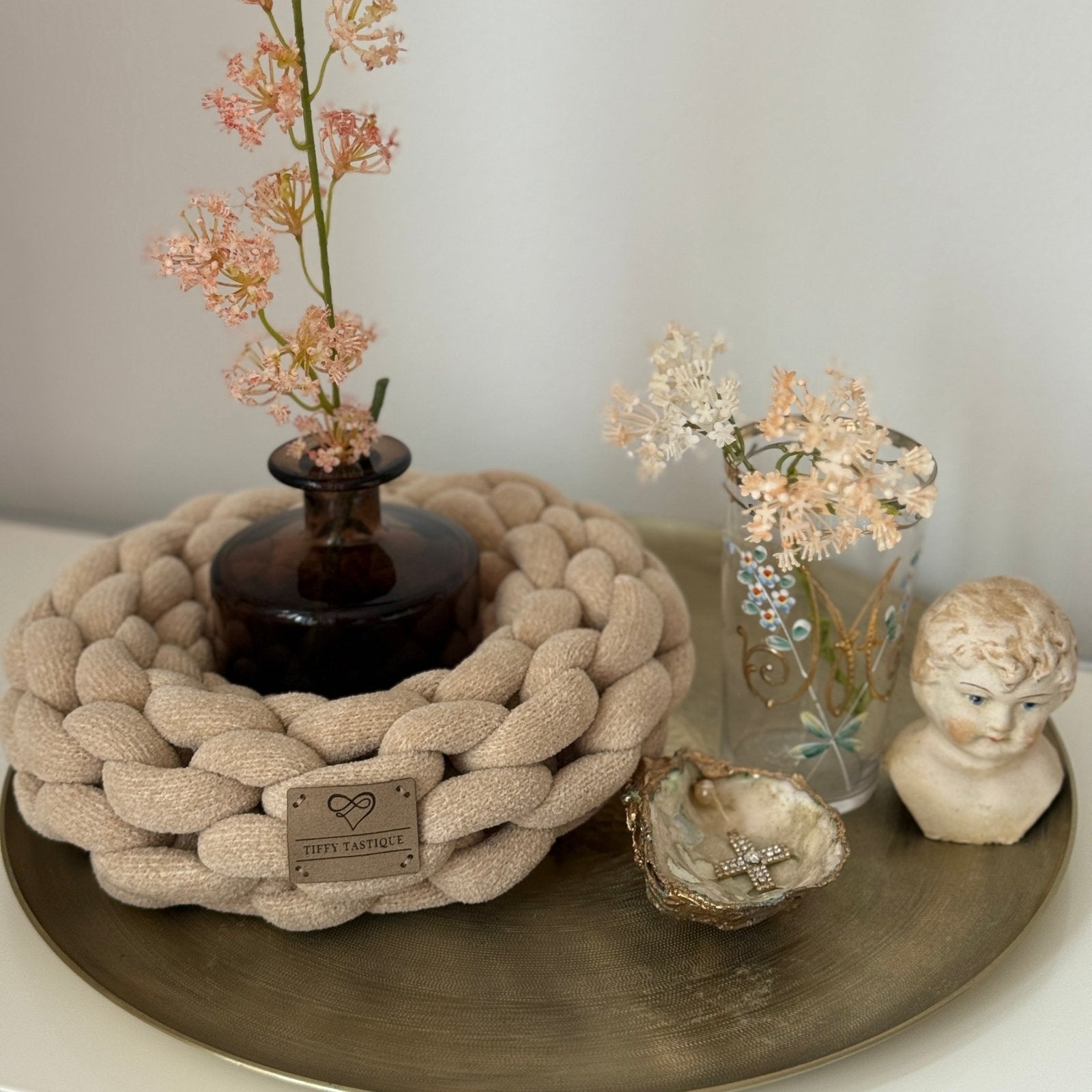 Handveredeltes Deko - Objekt: Straußenei "Metallica Camélia", inkl. Strick - Kranz von Tiffy Tastique von ei - nzigartig