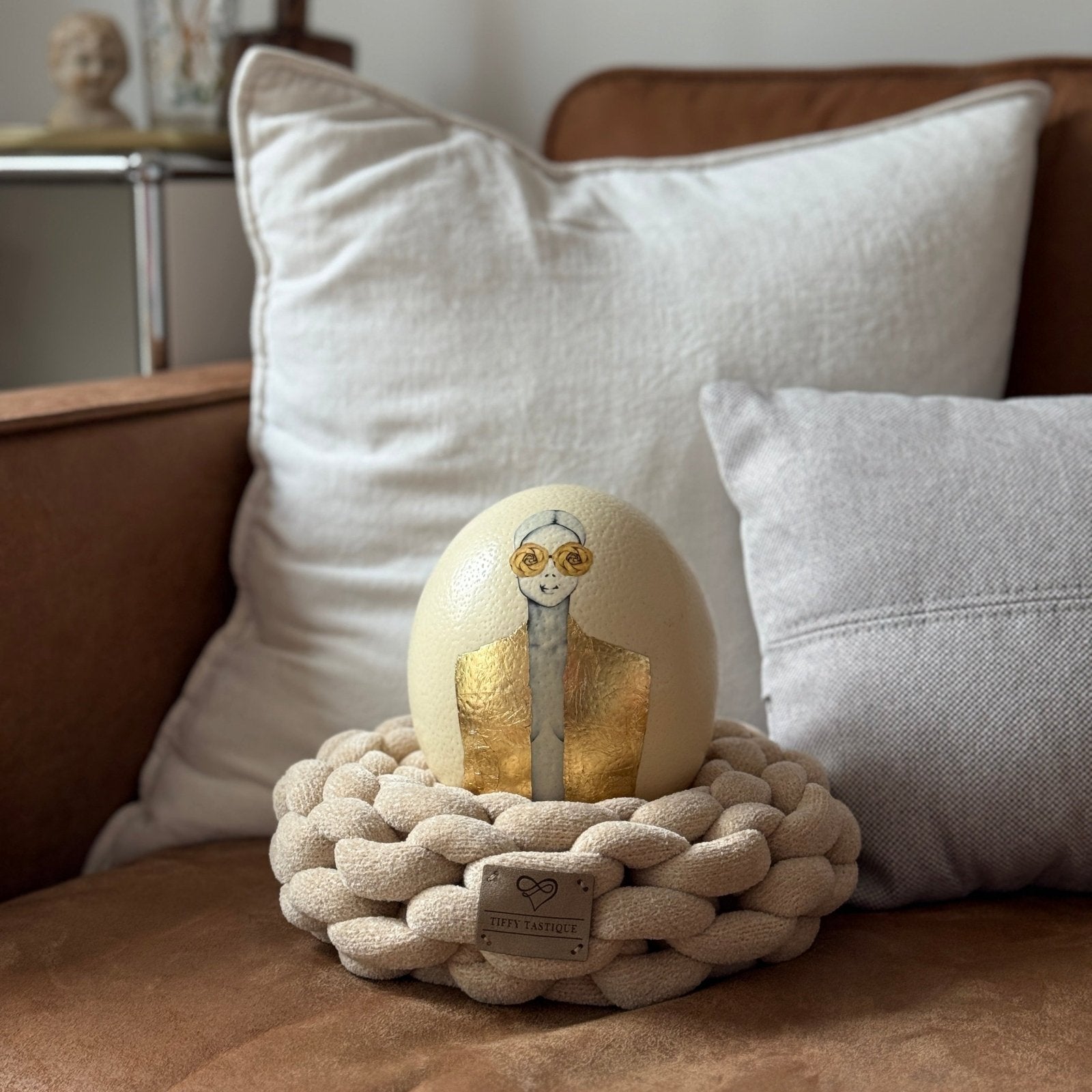 Handveredeltes Deko - Objekt: Straußenei "Metallica Camélia", inkl. Strick - Kranz von Tiffy Tastique von ei - nzigartig