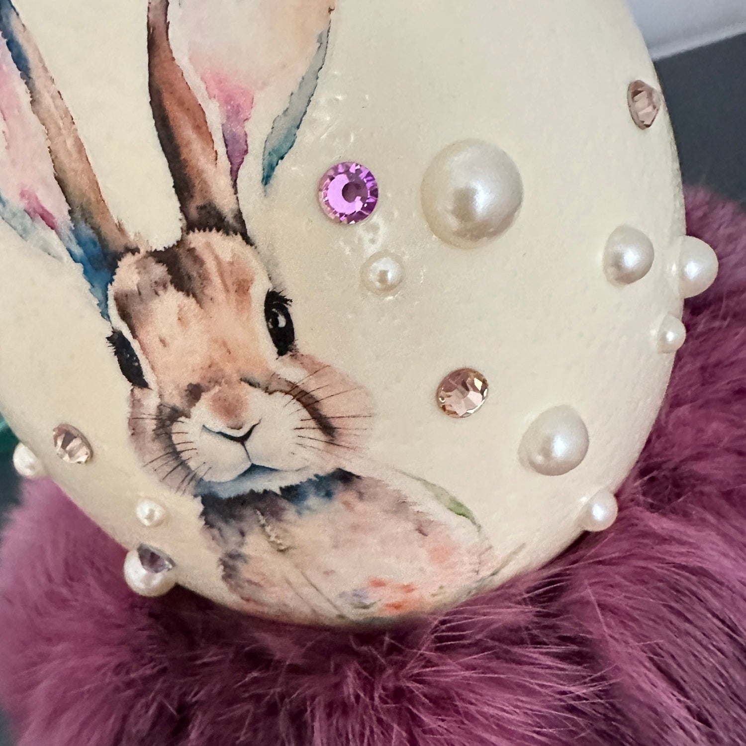 Handveredeltes Deko - Objekt: Straußenei "Osterhase" Perlen & XL Preciosa von ei - nzigartig