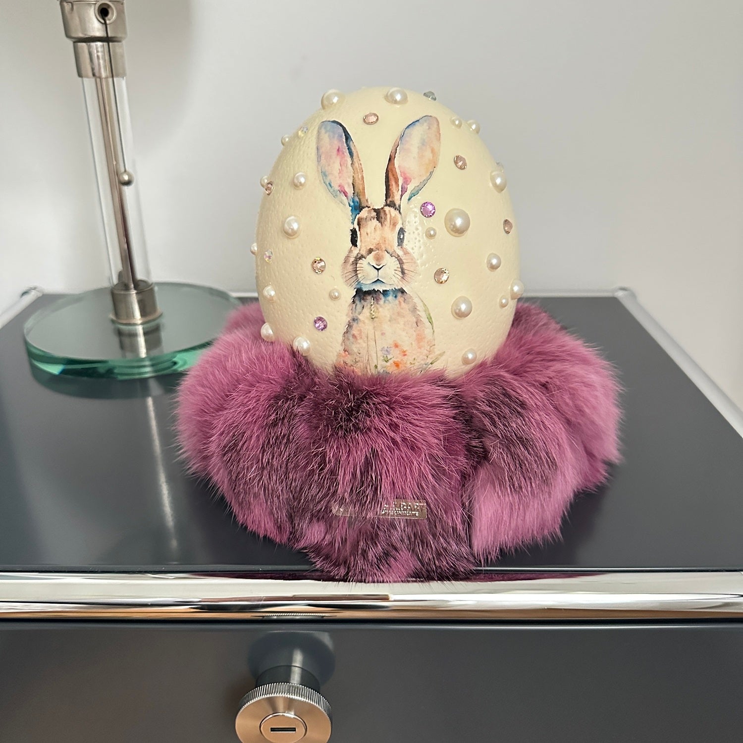 Handveredeltes Deko - Objekt: Straußenei "Osterhase" Perlen & XL Preciosa von ei - nzigartig