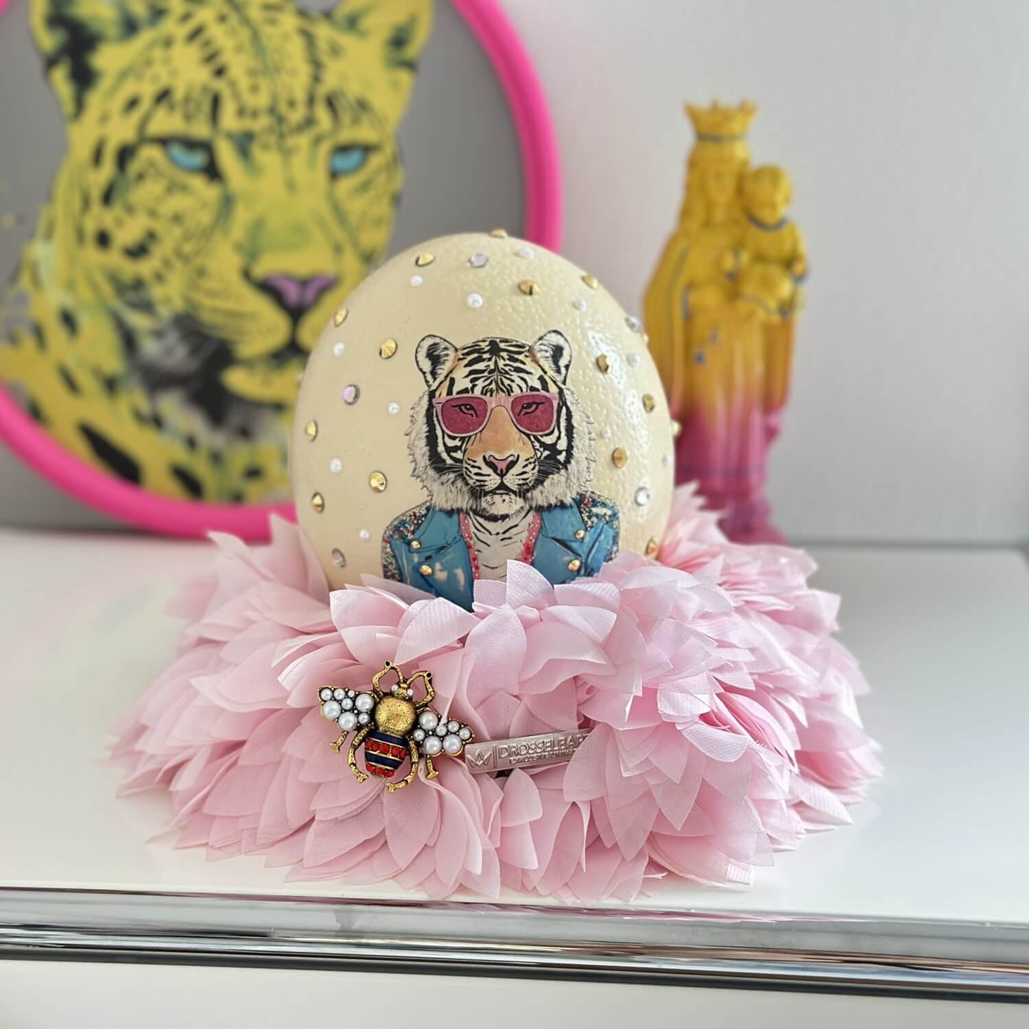 Handveredeltes Deko - Objekt: Straußenei "Roar Supreme", Basic, Glam & Luxury von ei - nzigartig