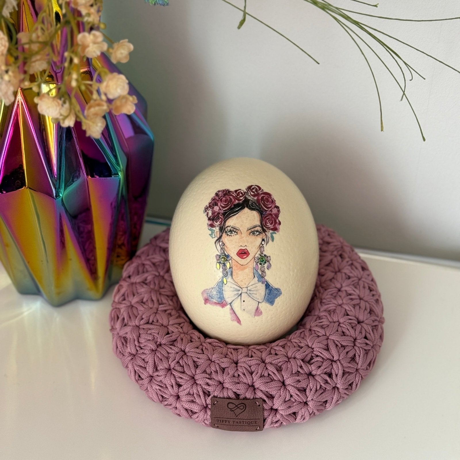 Handveredeltes Deko - Objekt: Straußenei "Selena", inkl. Häkel - Kranz von Tiffy Tastique von ei - nzigartig