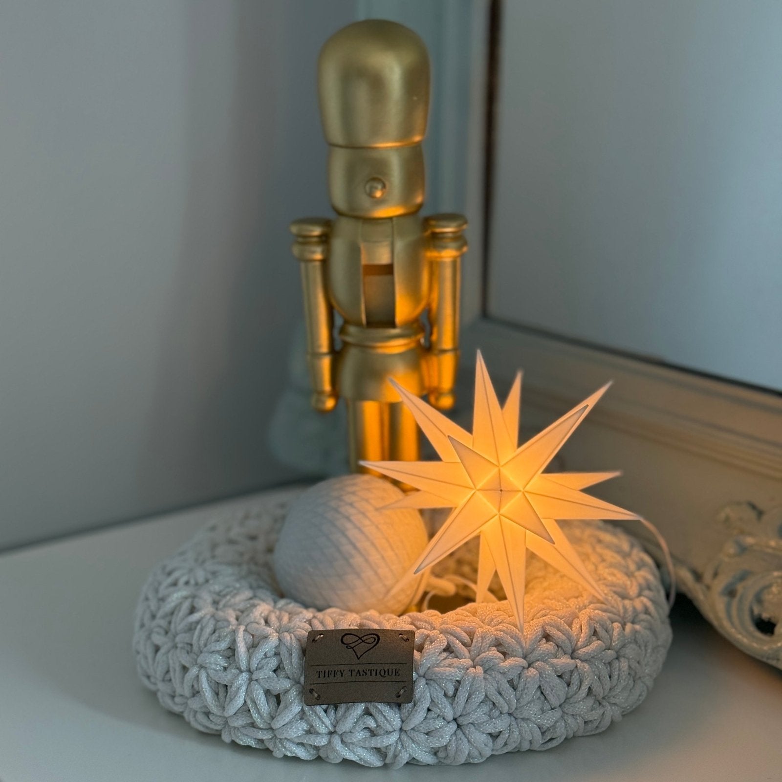 Handveredeltes Deko - Objekt: Straußenei "X - Mas in New York", inkl. Glam Häkel - Kranz von Tiffy Tastique von ei - nzigartig