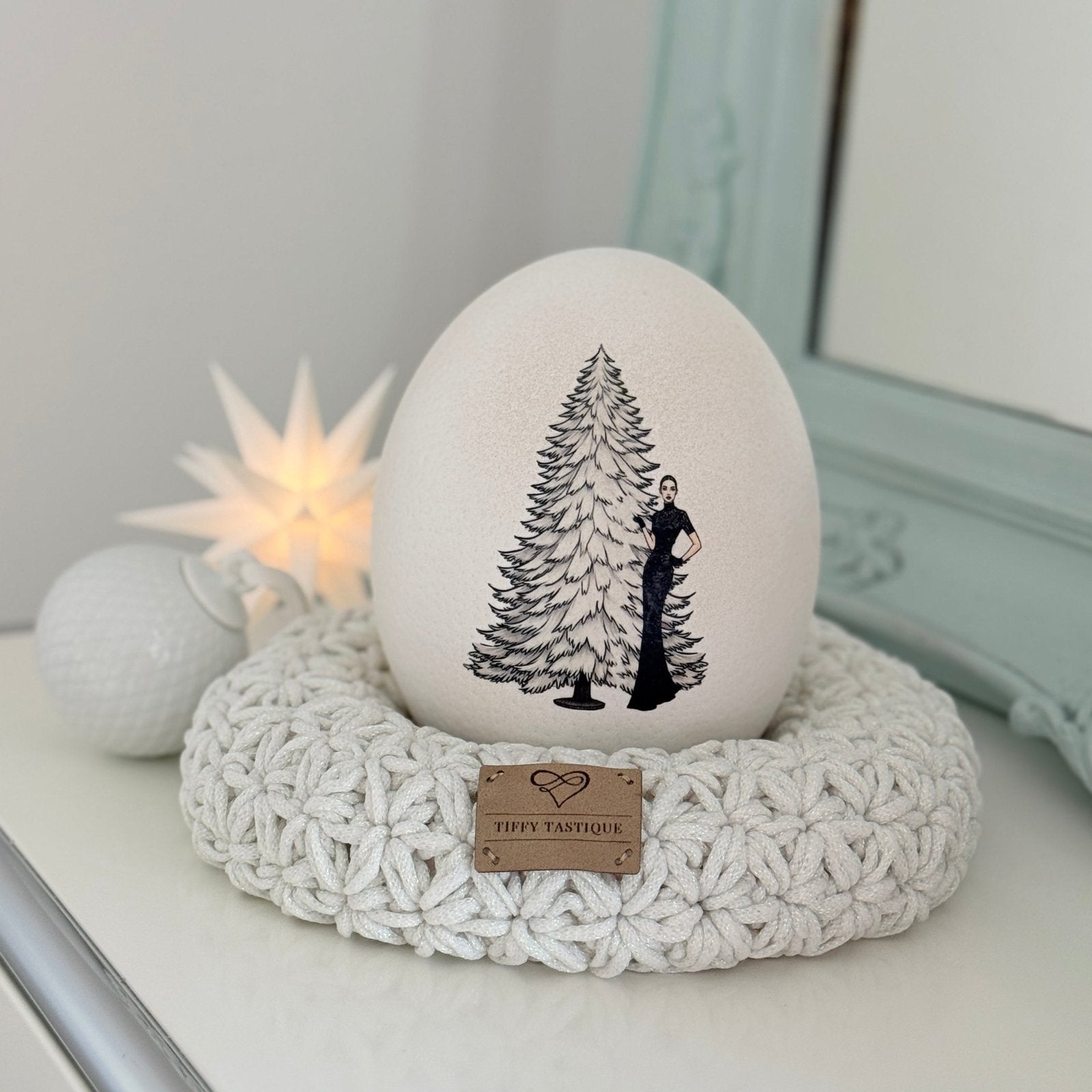 Handveredeltes Deko - Objekt: Straußenei "X - Mas in New York", inkl. Glam Häkel - Kranz von Tiffy Tastique von ei - nzigartig